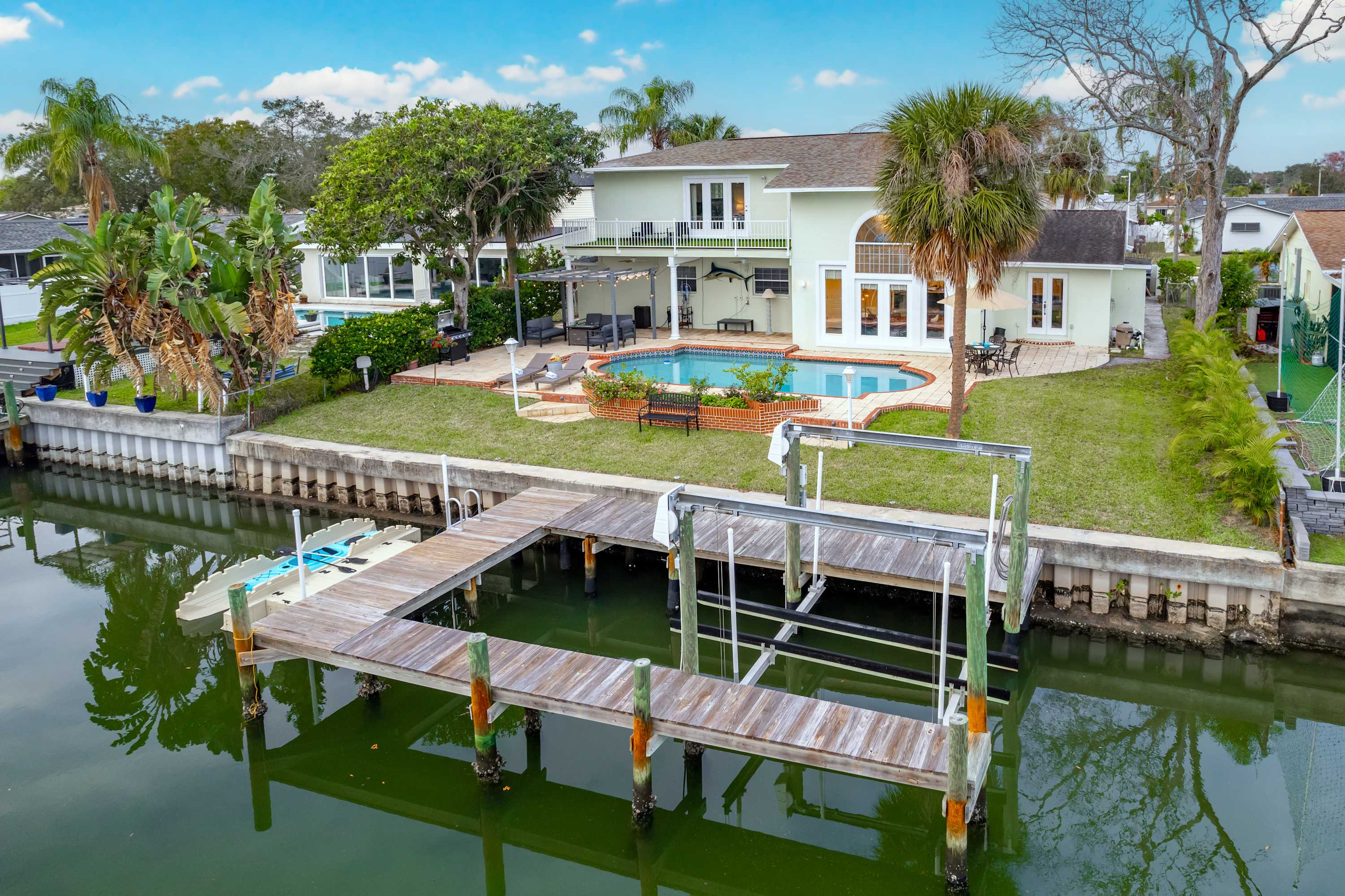 Luxury Villa - Waterfront 5BR with kayaks and hot tub