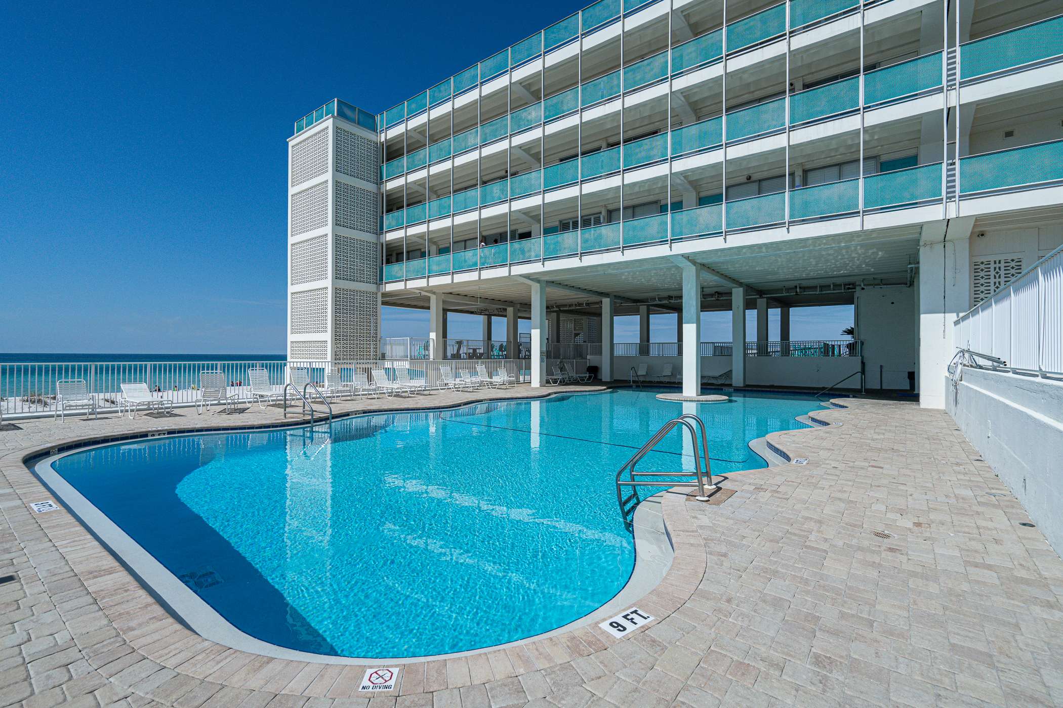 Coral Cove Beachfront Condo for 3 w/ Onsite Pool 2