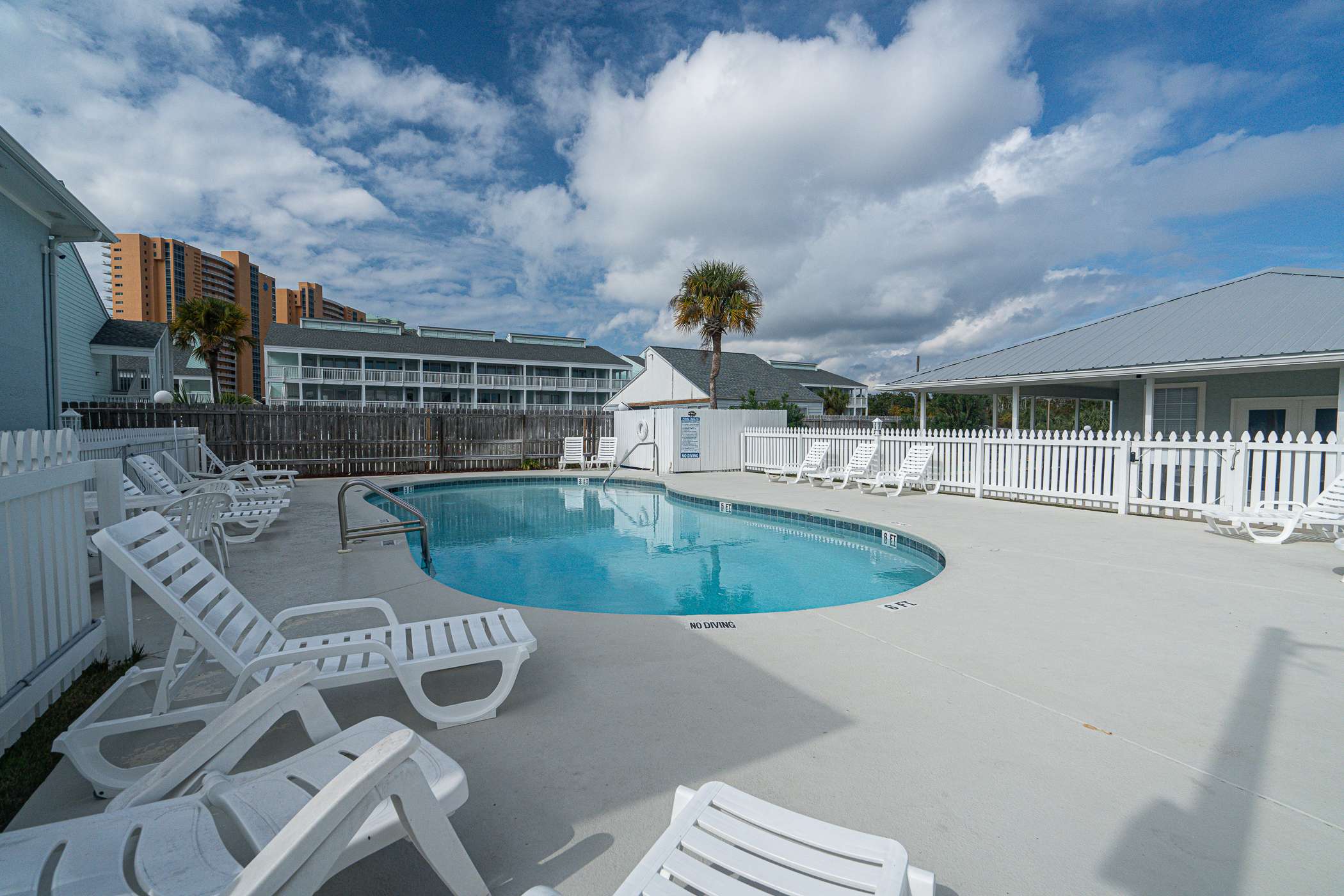 Sun Kissed - Beachside Condo with Pool 4