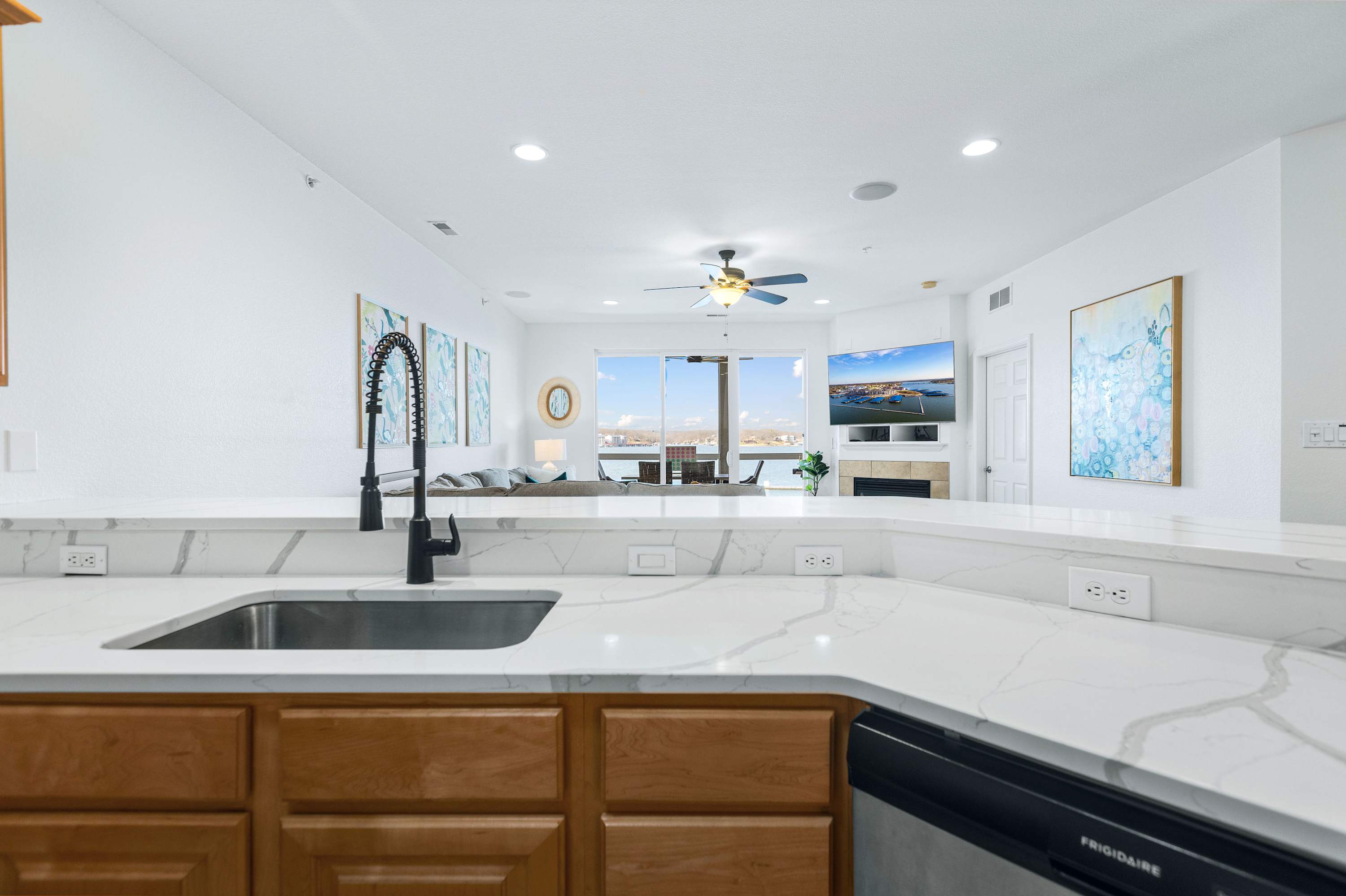 Panoramic Sunset Escape - Waterfront Condo for 7! 7