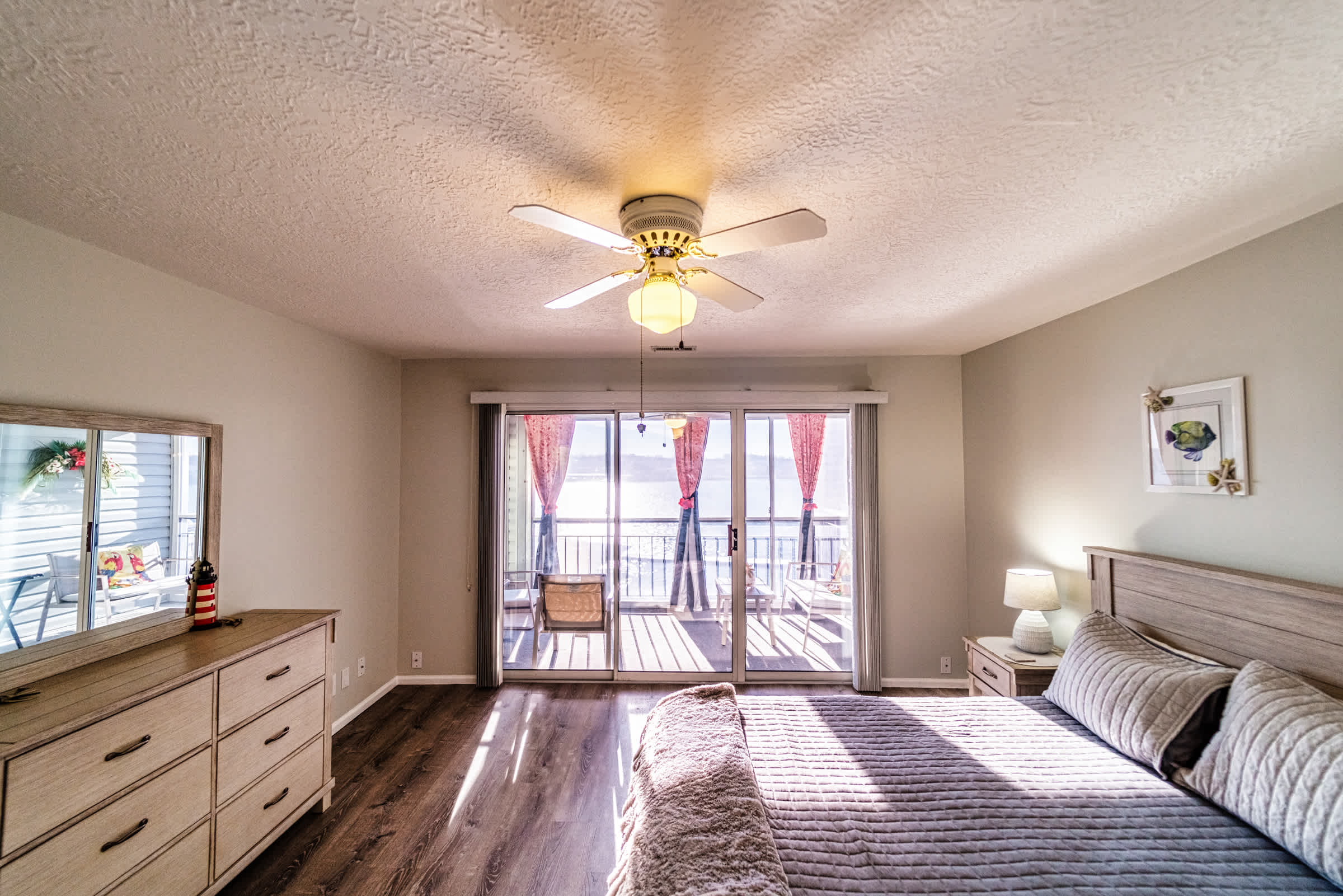 The queen suite features direct deck access & private ensuite