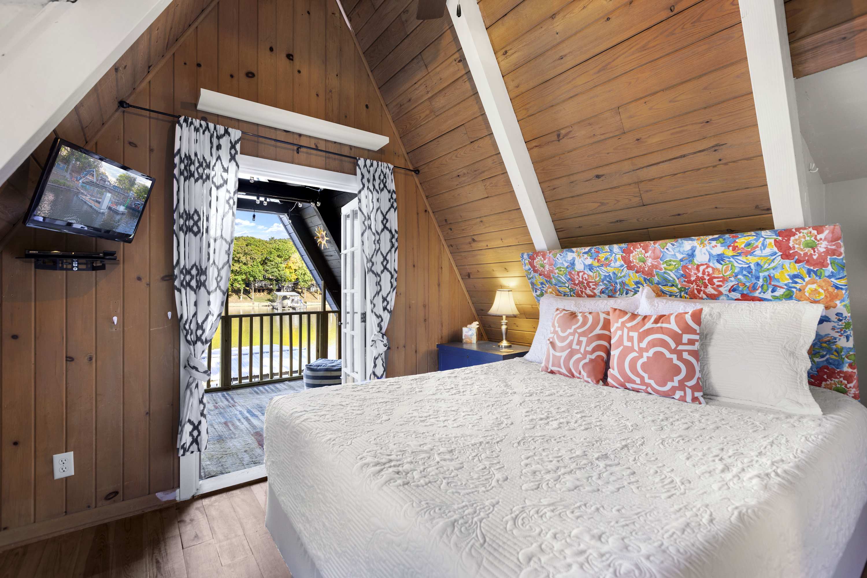 Sunrise Oasis - Enjoy Lakefront Living 4