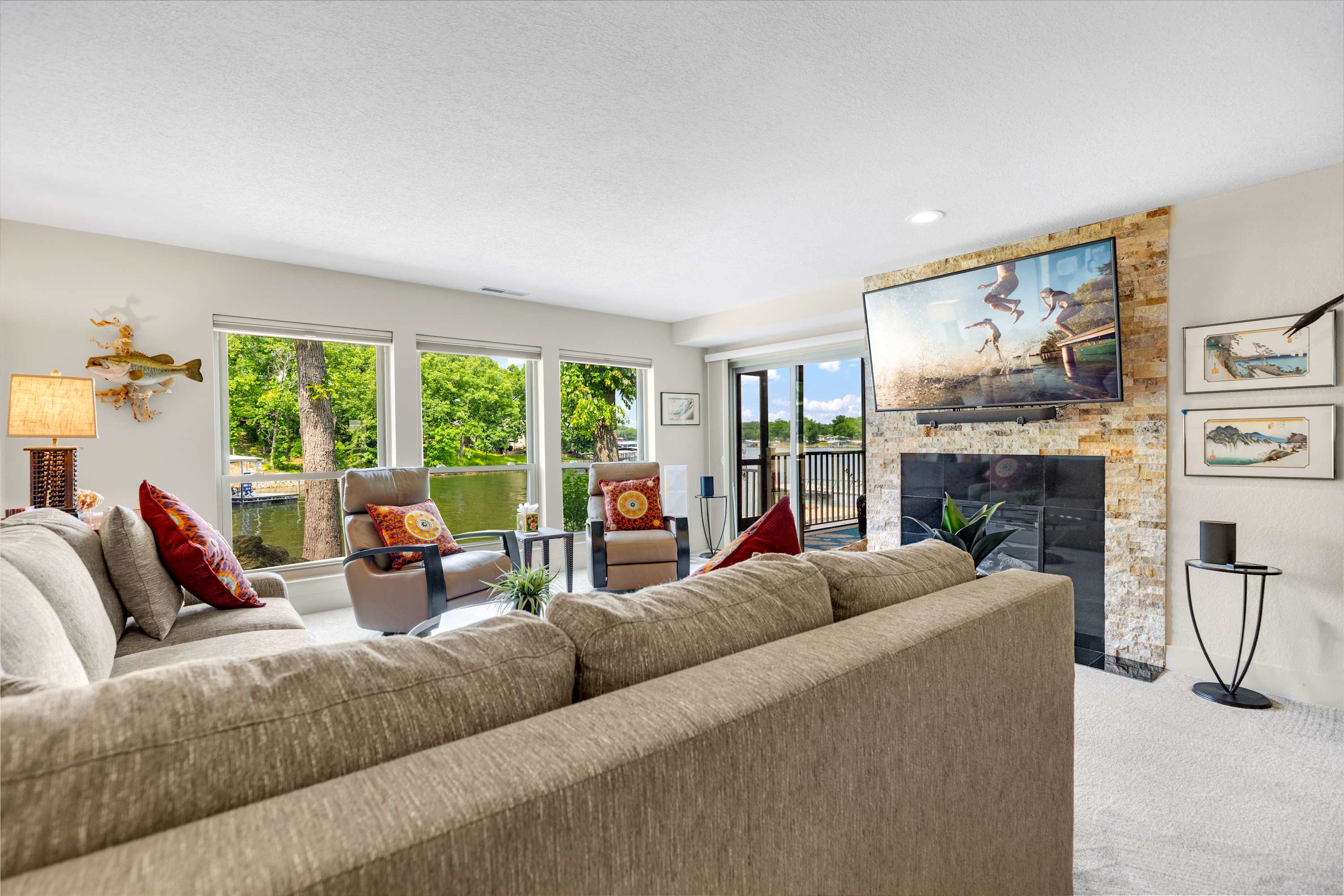 Carefree Tranquility at the Lake – Waterfront Stay for 4 w/ Resort Amenities