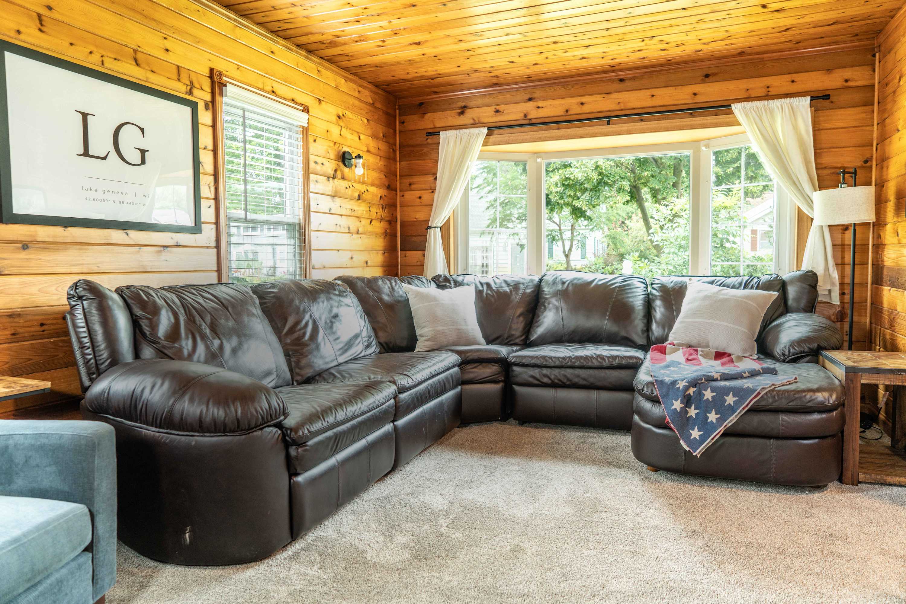 Pet Friendly Lake Geneva Getaway for 6! 6