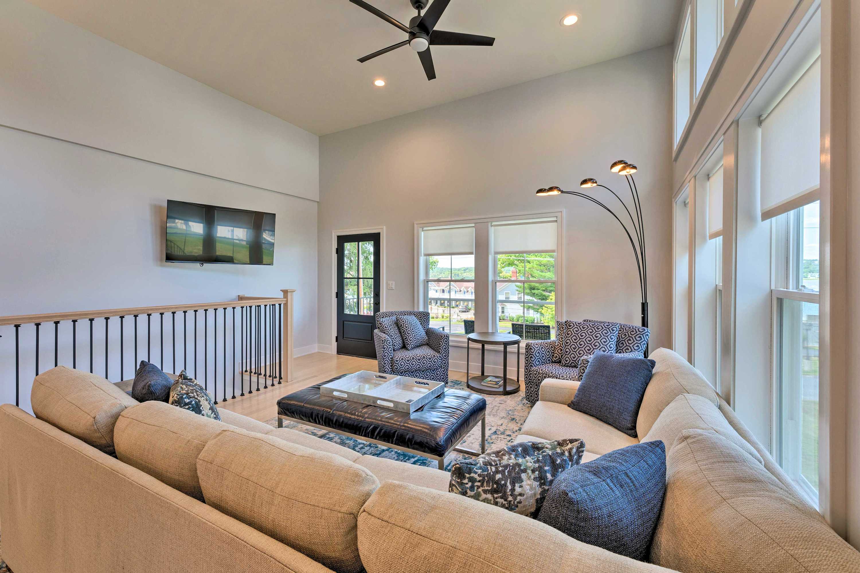 Como Vista - Modern 5 BDR Across from Lake!