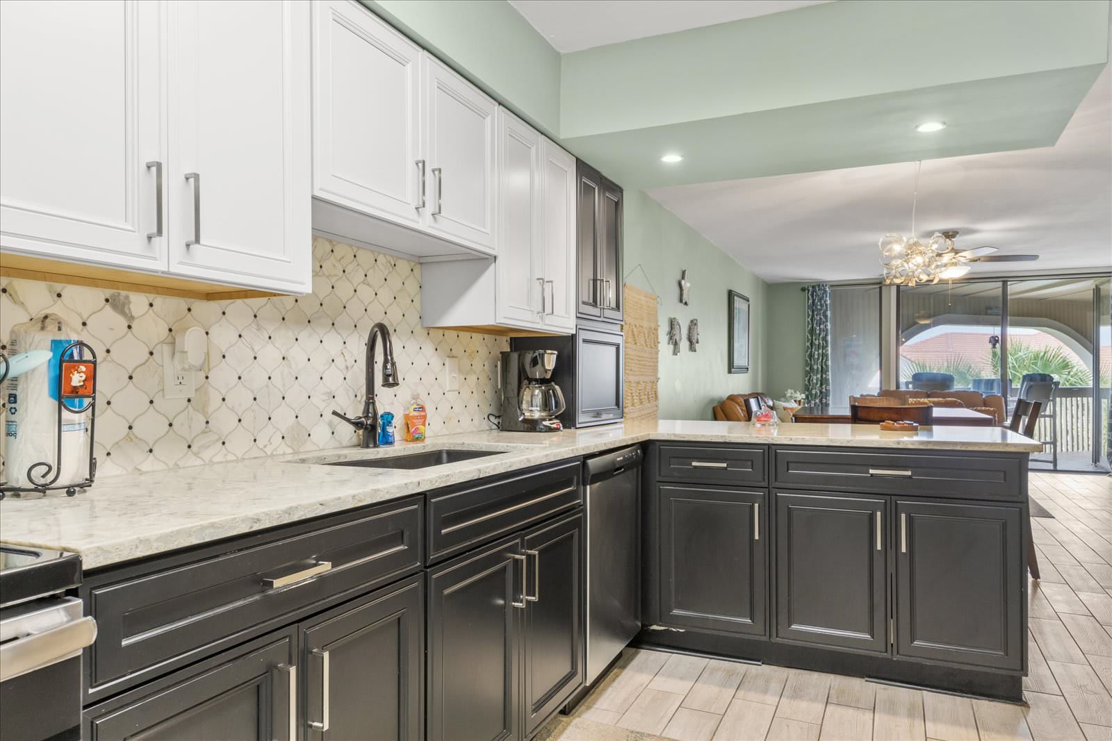 Ocean Hibiscus - Oceanfront Resort 4