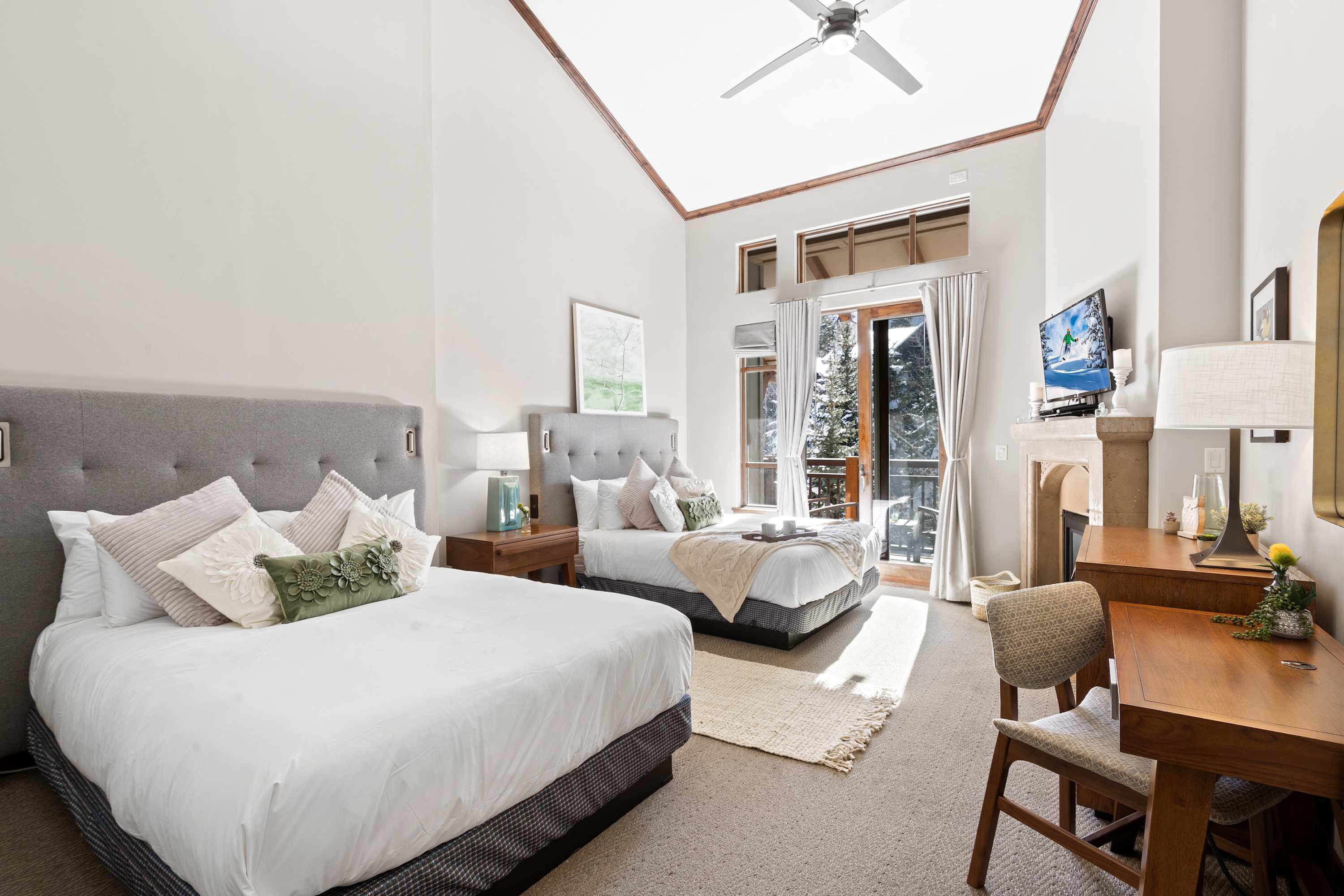 Calming Queens - Ski-In Ski-Out