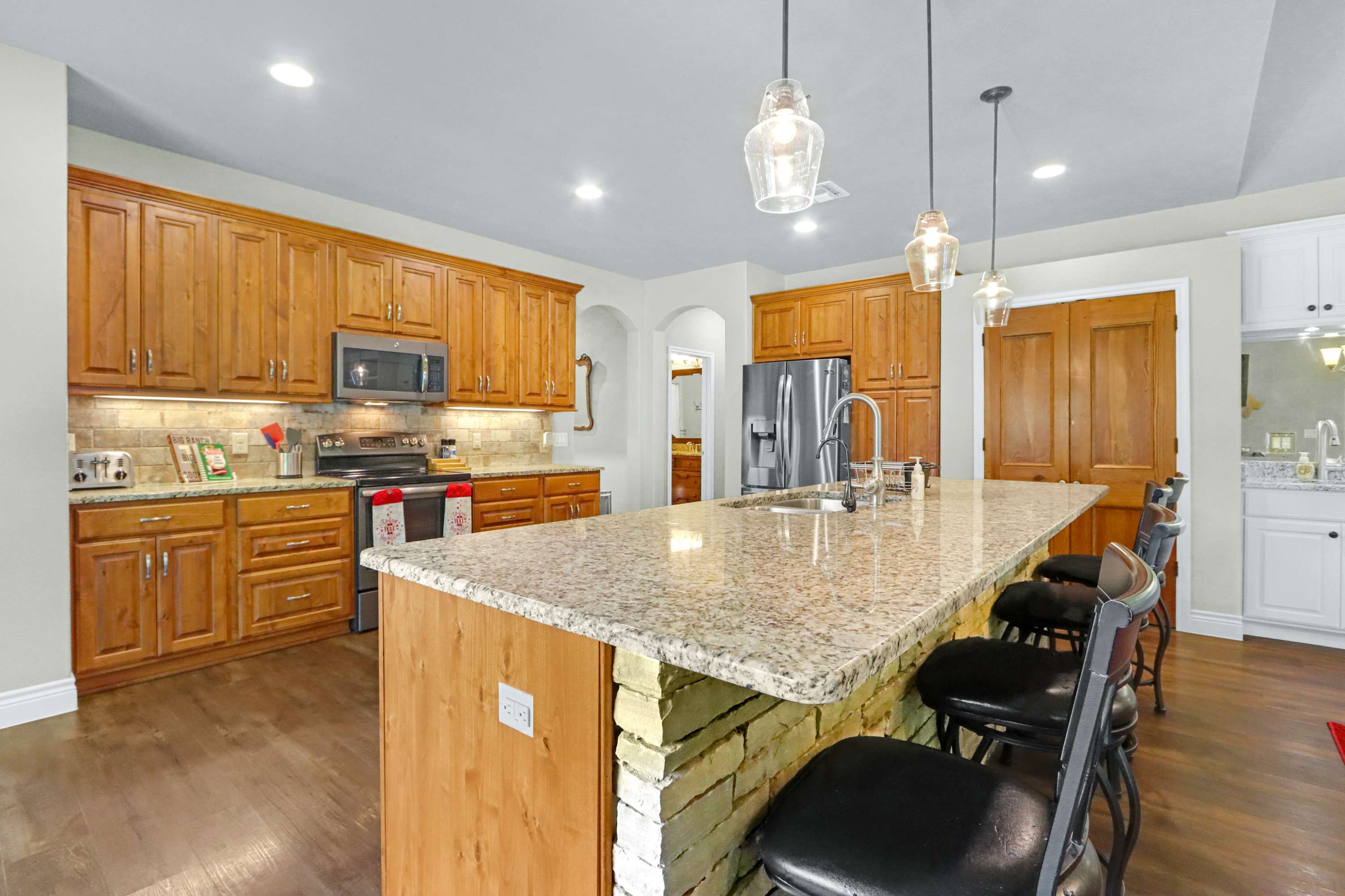 Beautiful Lakefront Cabin | Firepit | Grill Smoker 6