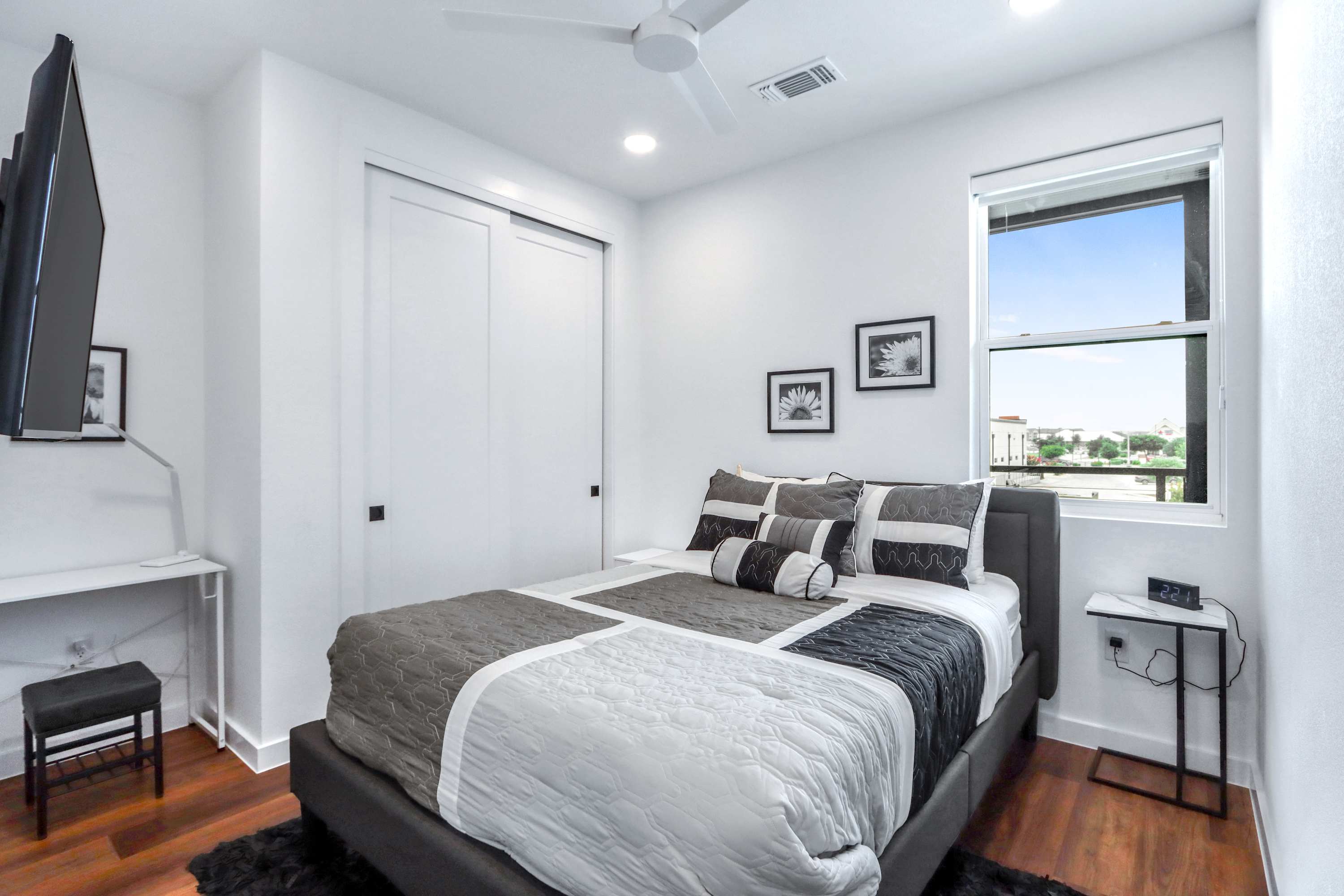 Chic Condo Minutes to Downtown, Gruene, & More 2