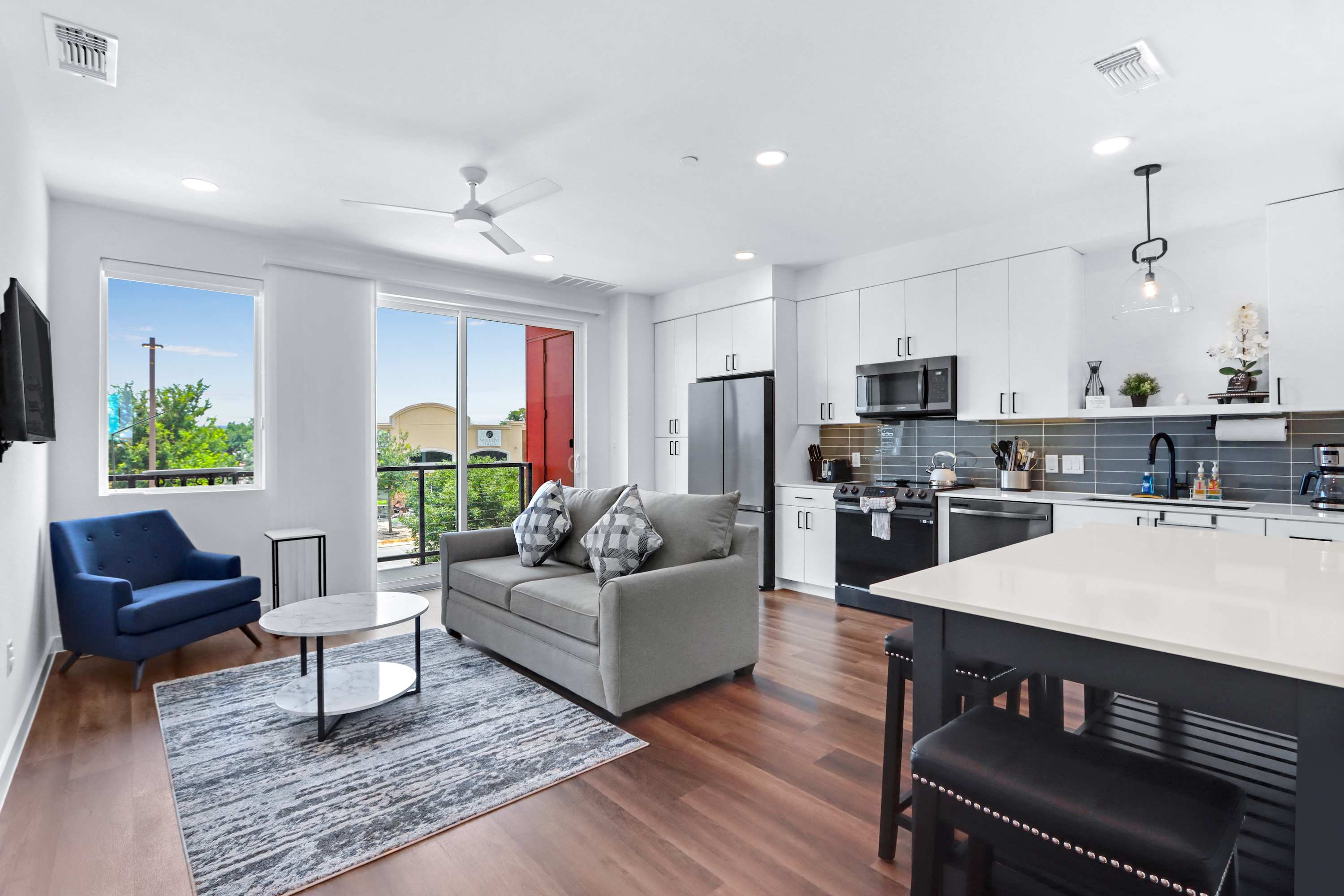 Chic Condo Minutes to Downtown, Gruene, & More