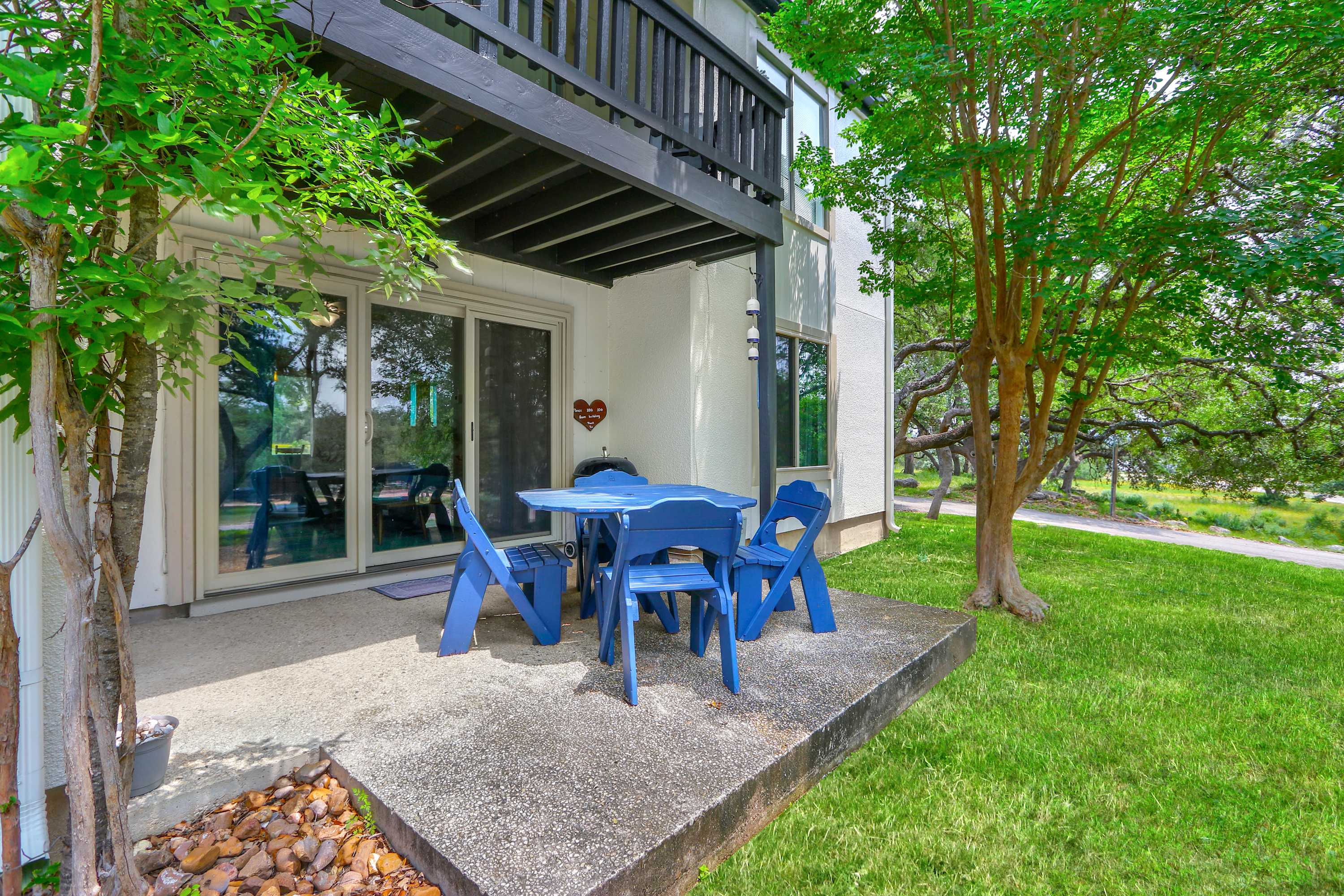 Charming Lakeside Condo - Moments to Lake Fun 4