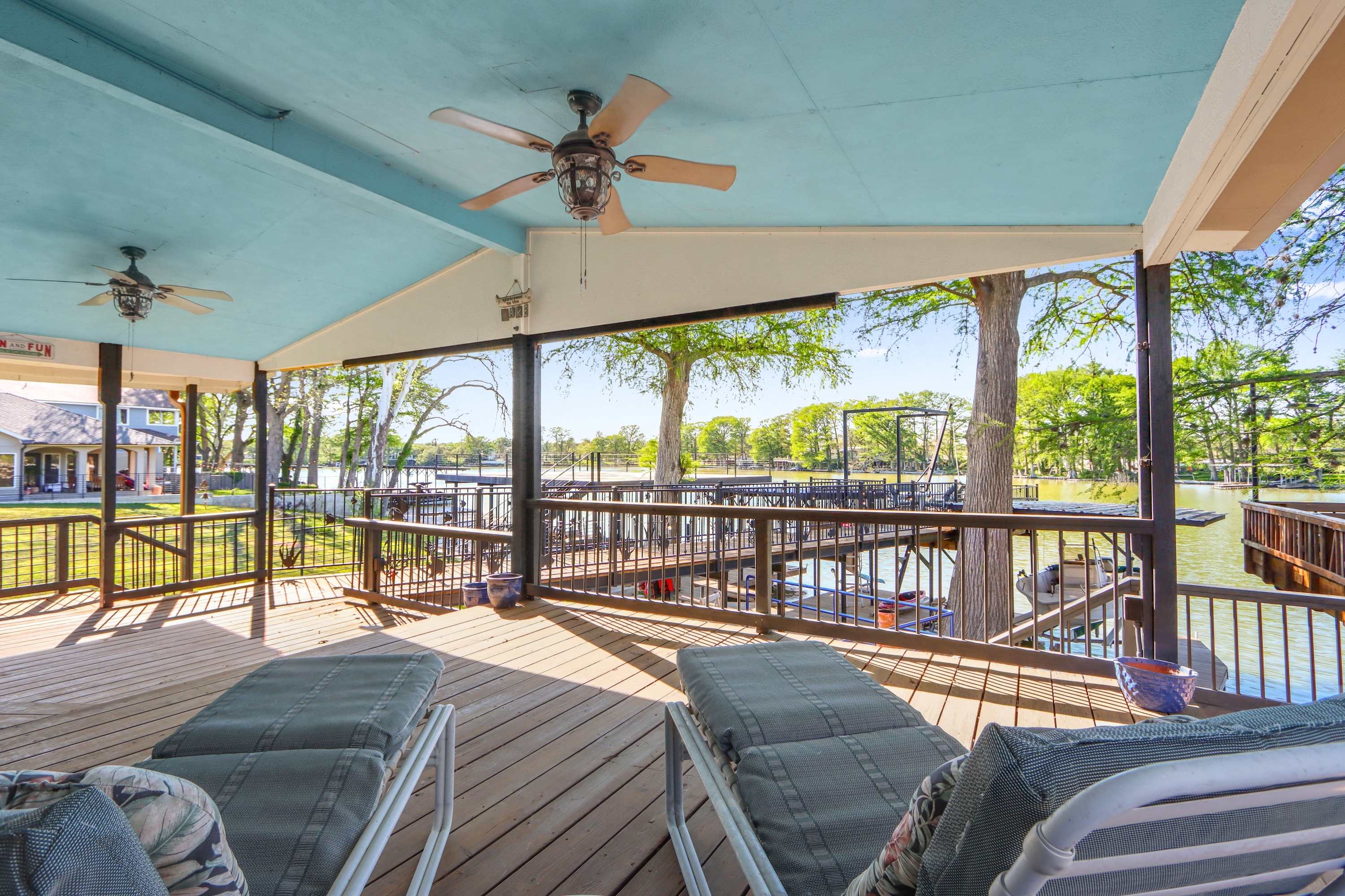 Beautiful Lakefront Getaway with Pool Table 4