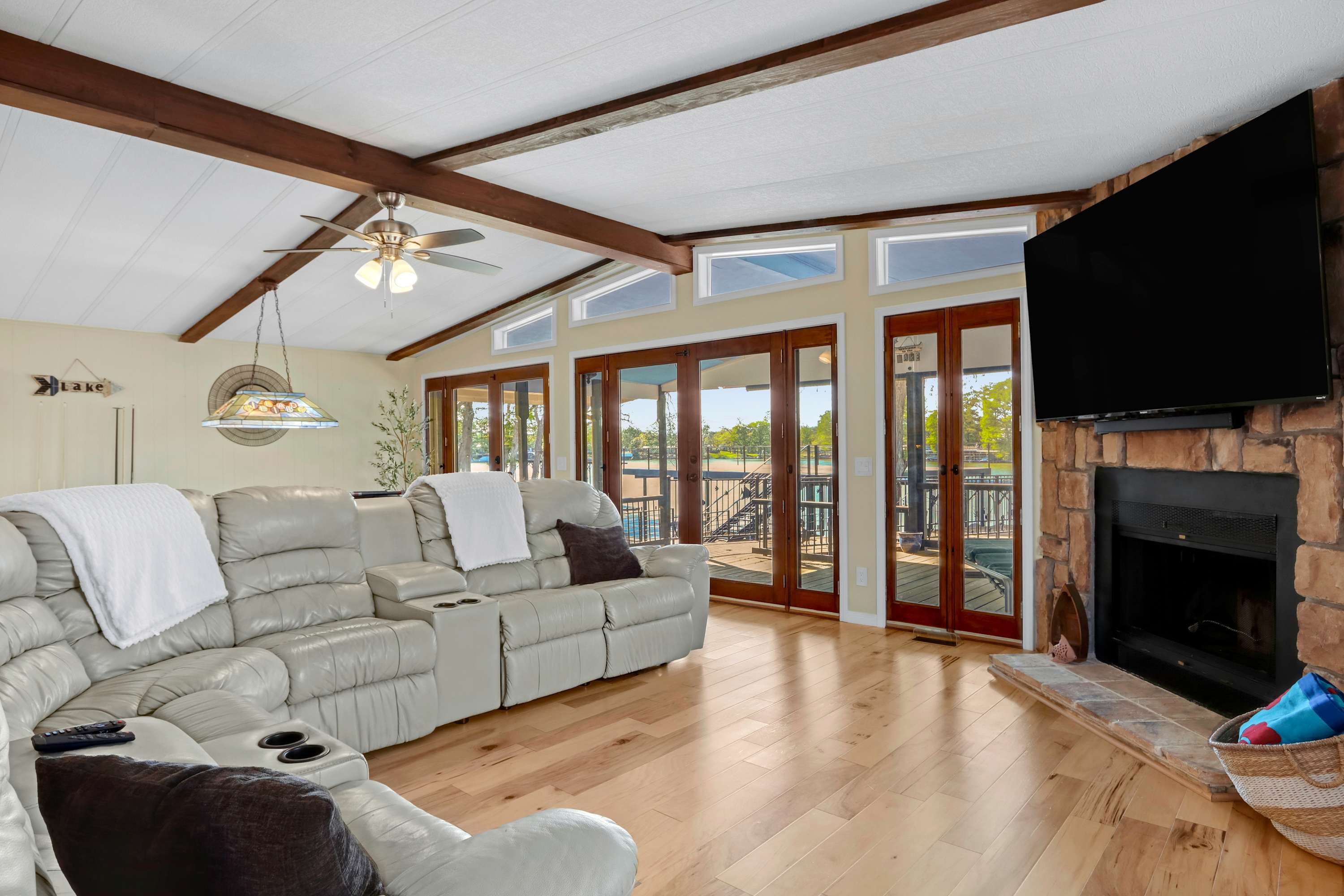 Beautiful Lakefront Getaway with Pool Table