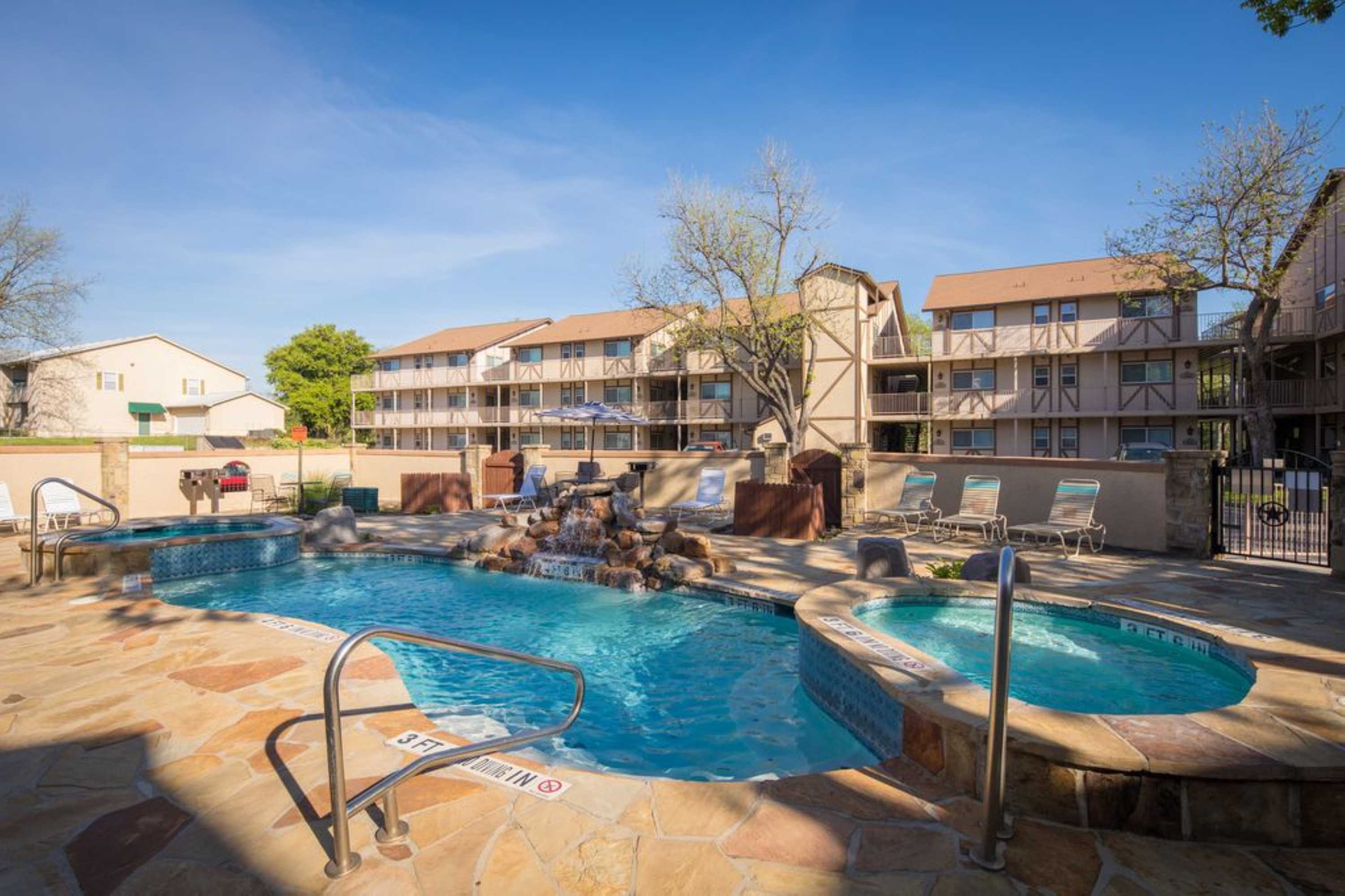 Waterwheel Hideaway - Cozy Condo for 6 with Resort-style Amenities