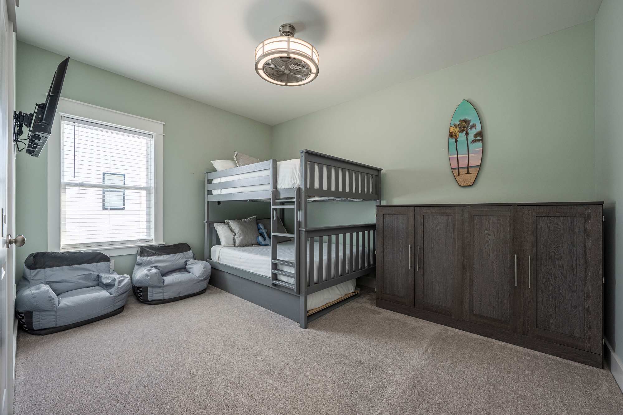 Versatile and spacious! The queen-over-queen bunk and twin trundle offer plenty of sleeping options, while the sleek Murphy bed tucks away to create extra space for lounging or play.