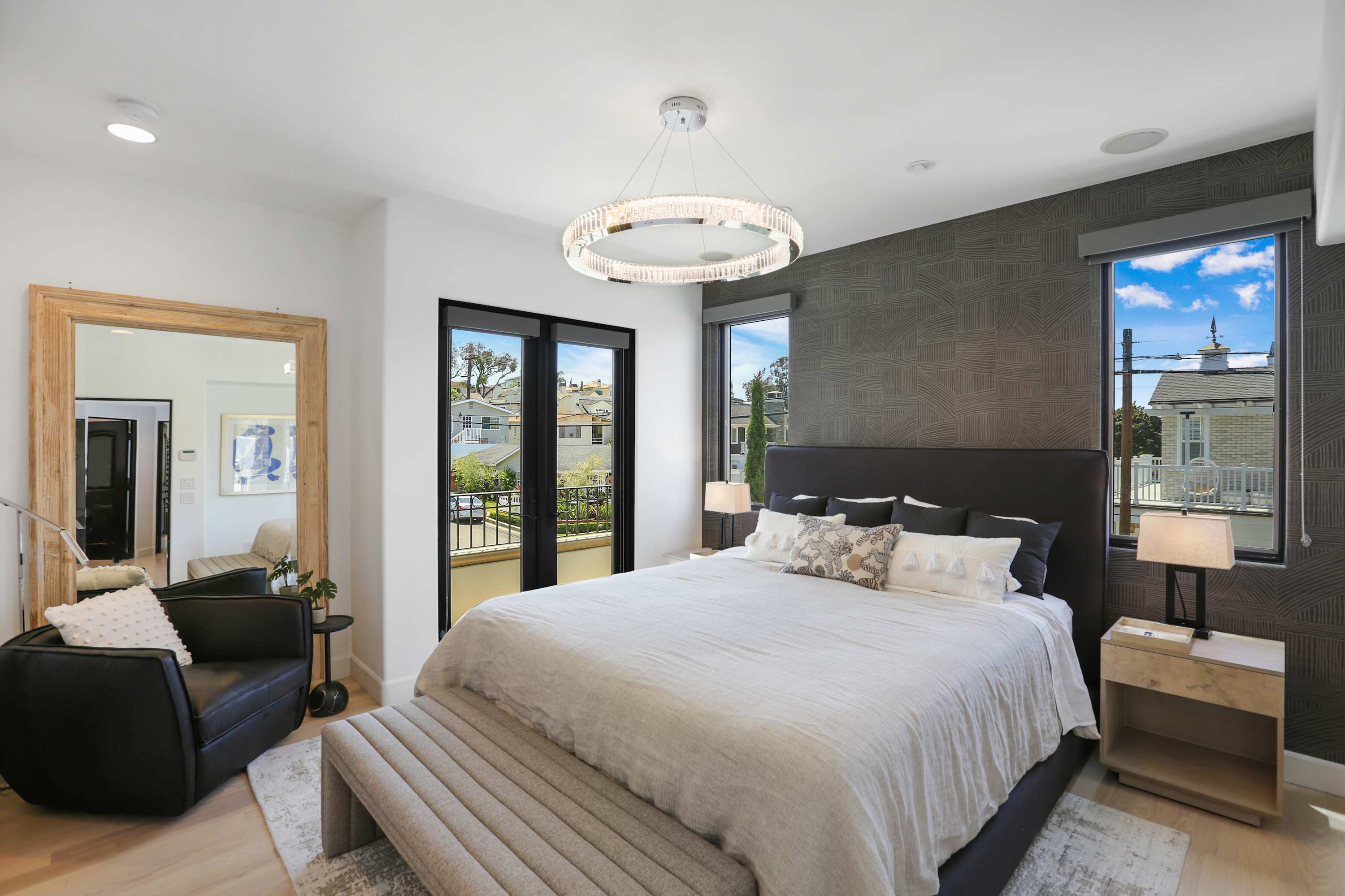 Master Bedroom: King Bed