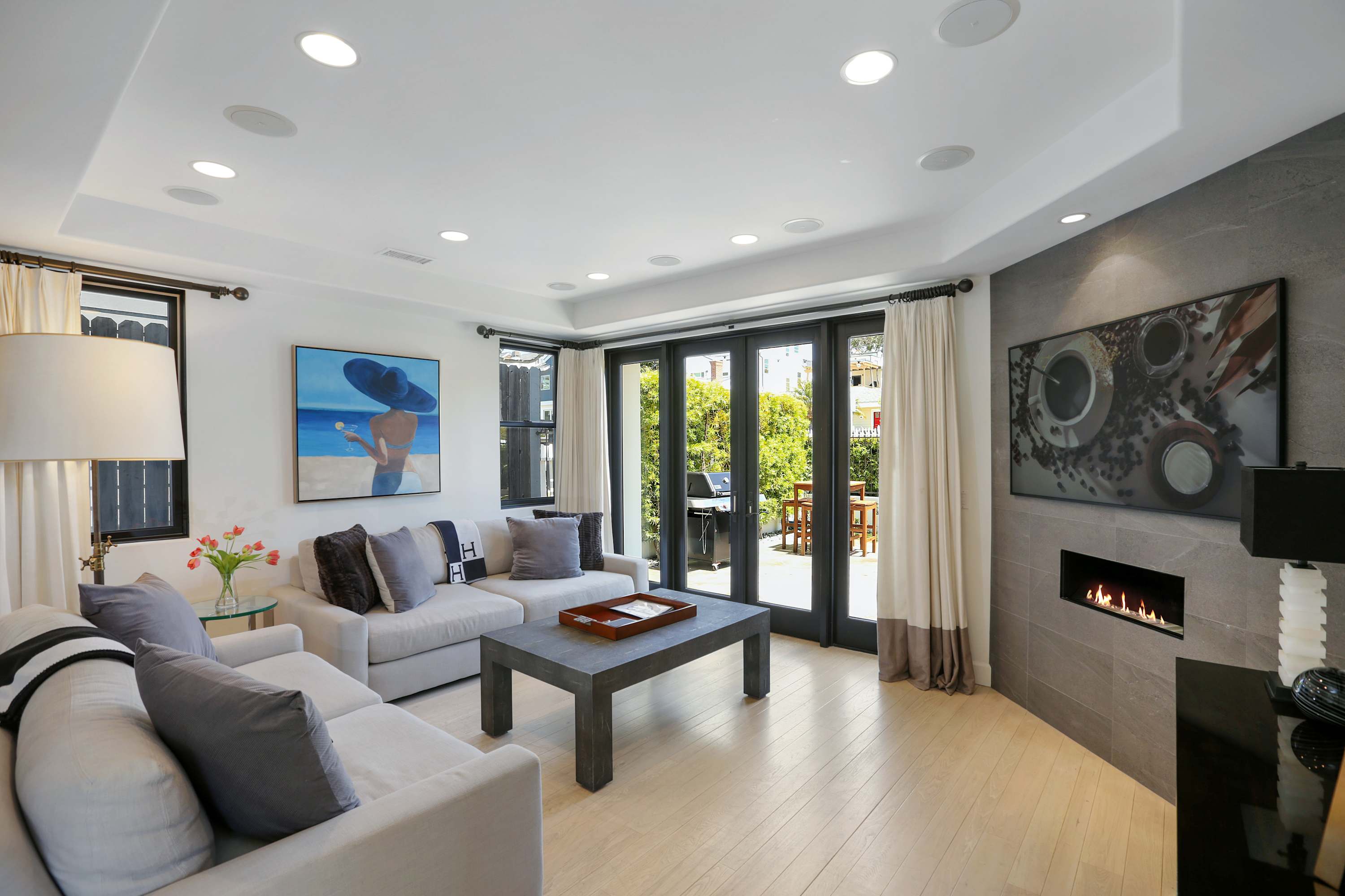 Poinsettia Palms - Chic & Luxe Patio, Near Beach!