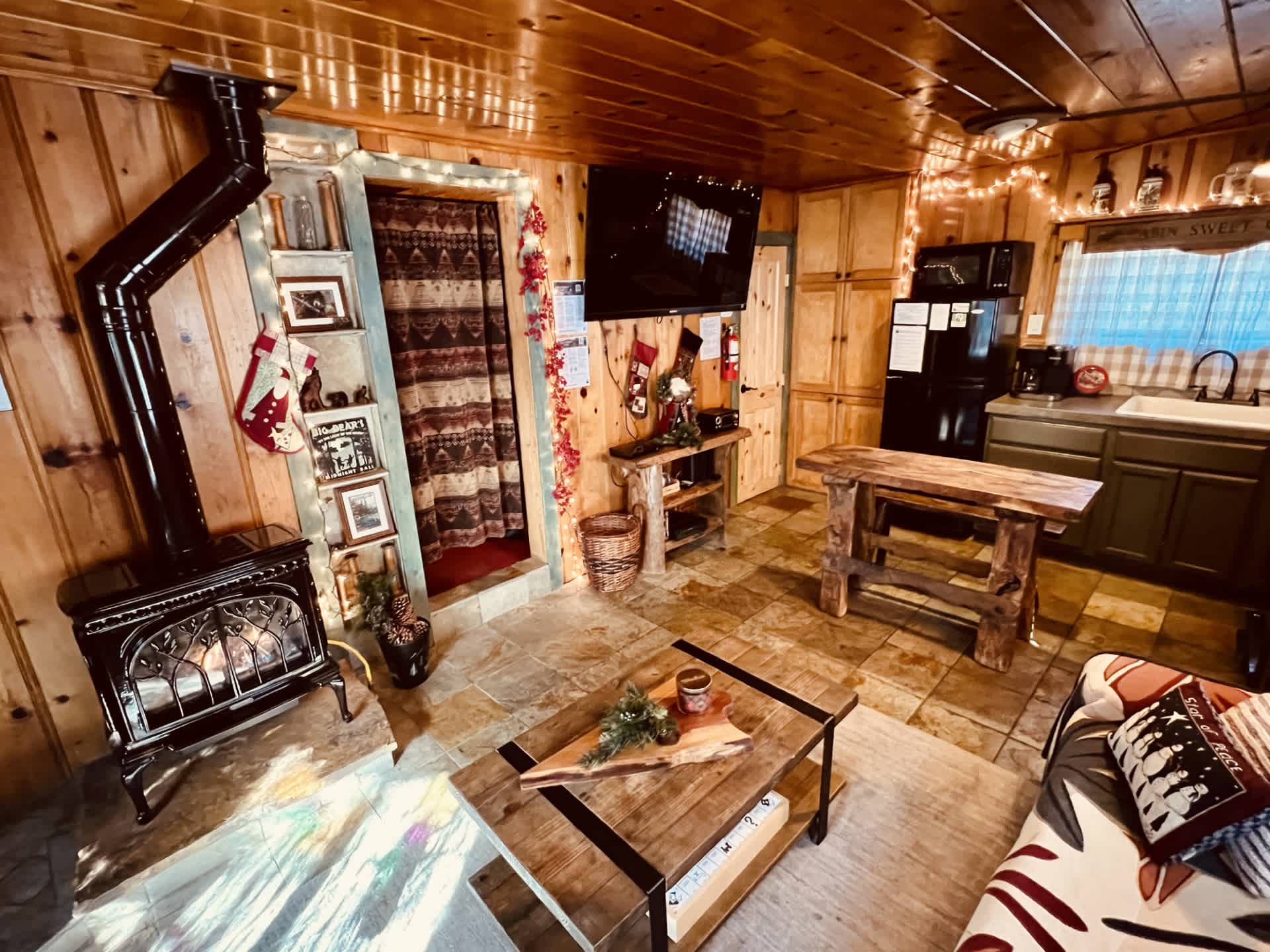 Buck Bear Cozy Cabin - A Perfect Couple's Retreat! 6