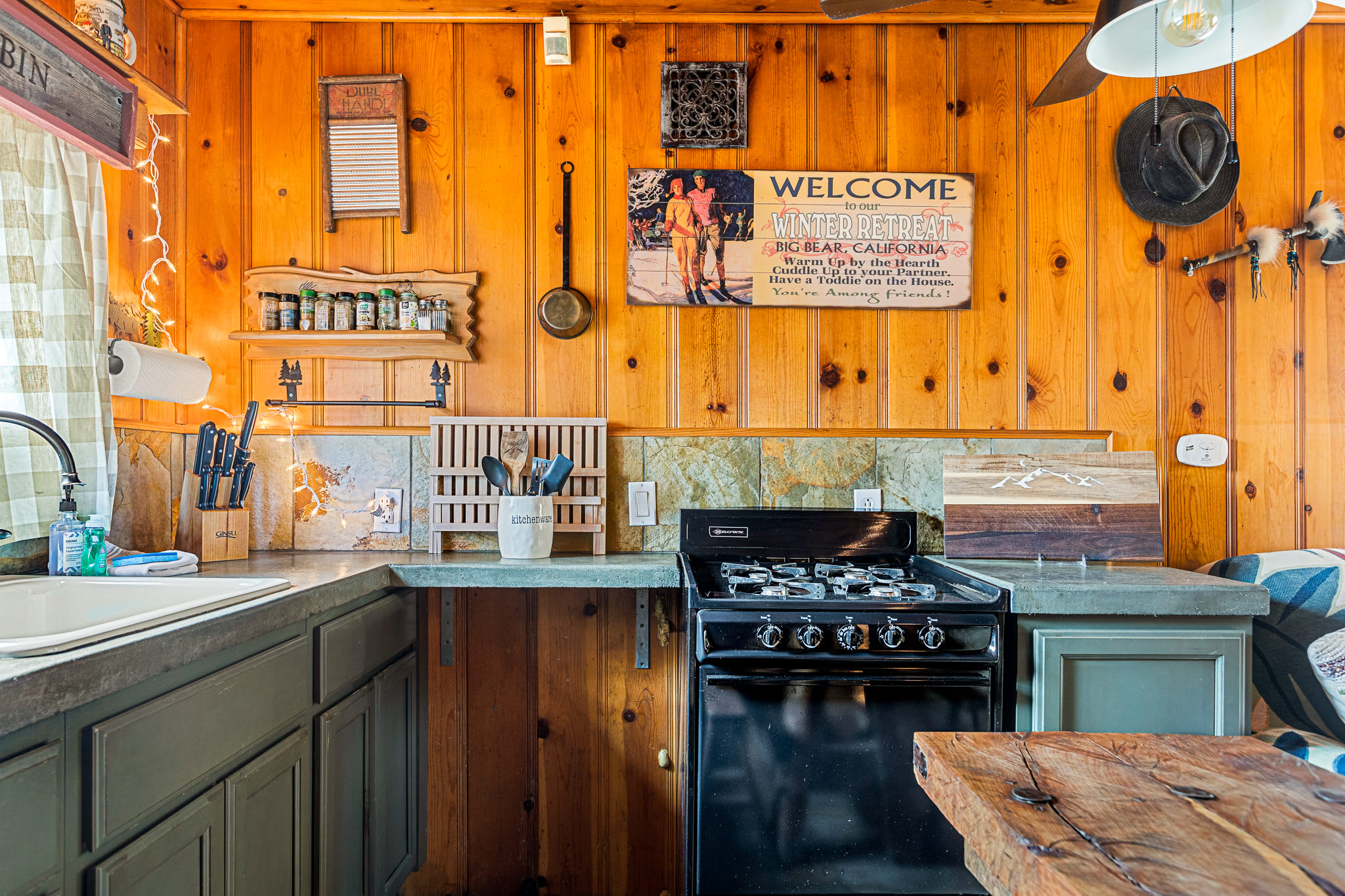 Buck Bear Cozy Cabin - A Perfect Couple's Retreat! 4