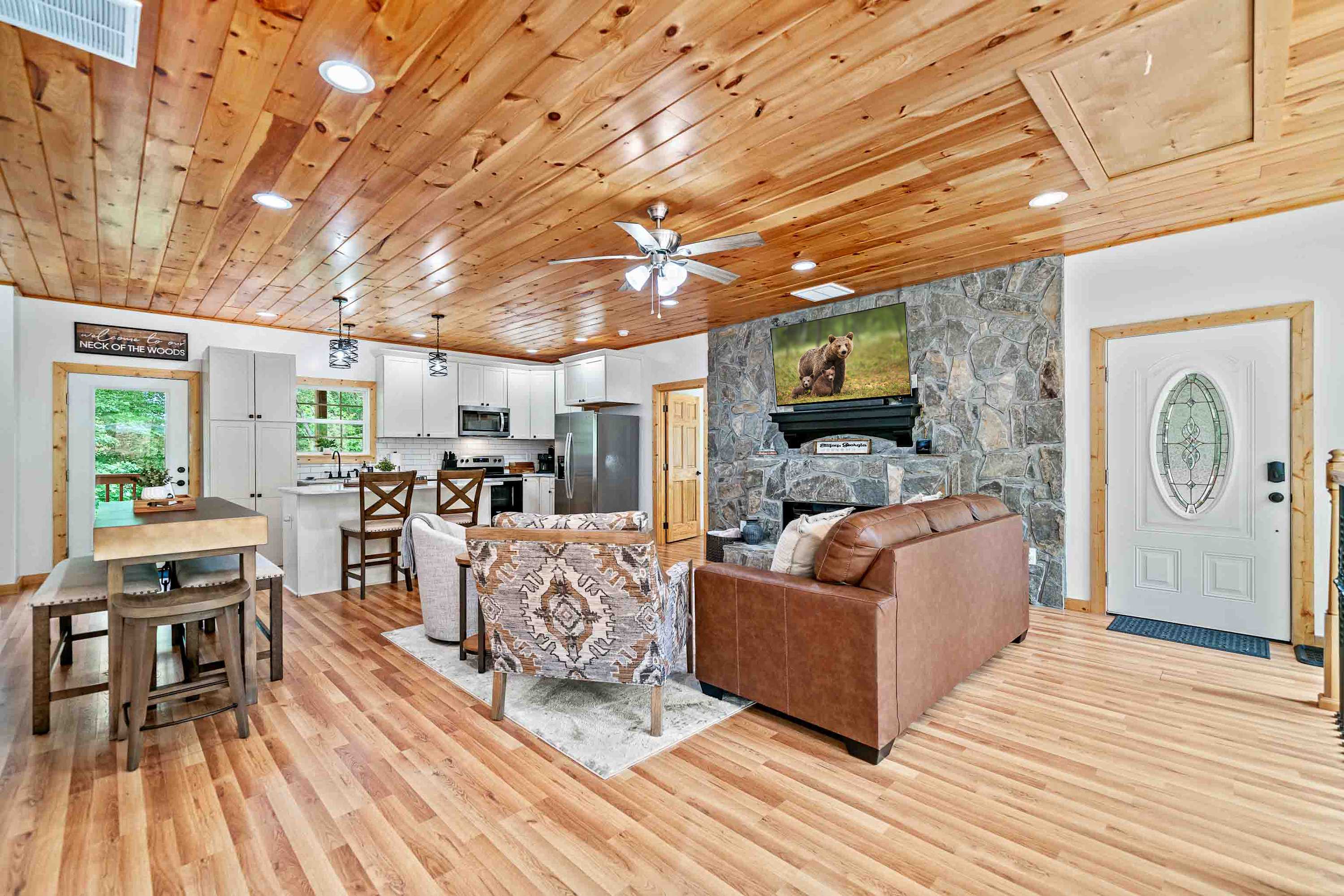 New Listing - Luxurious Mountain Home for 8 with amenities 2