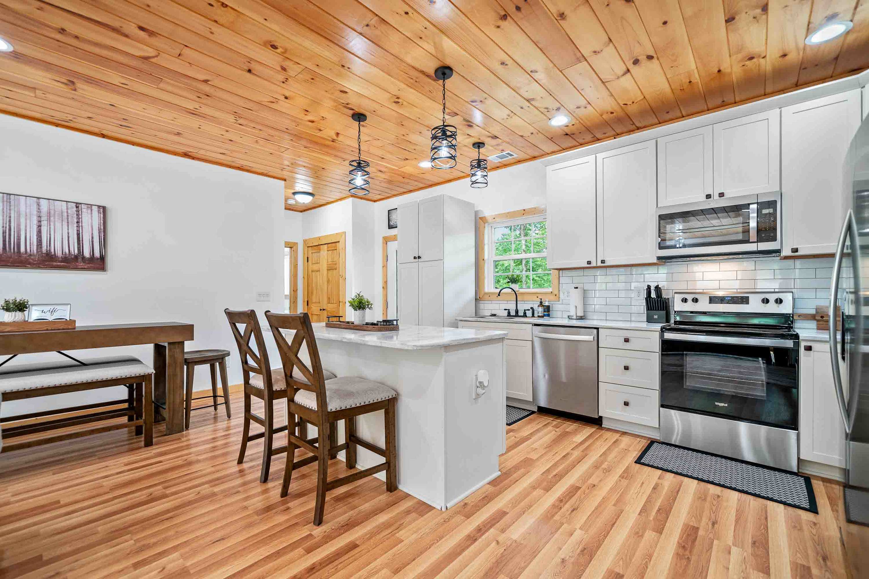 New Listing - Luxurious Mountain Home for 8 with amenities 8