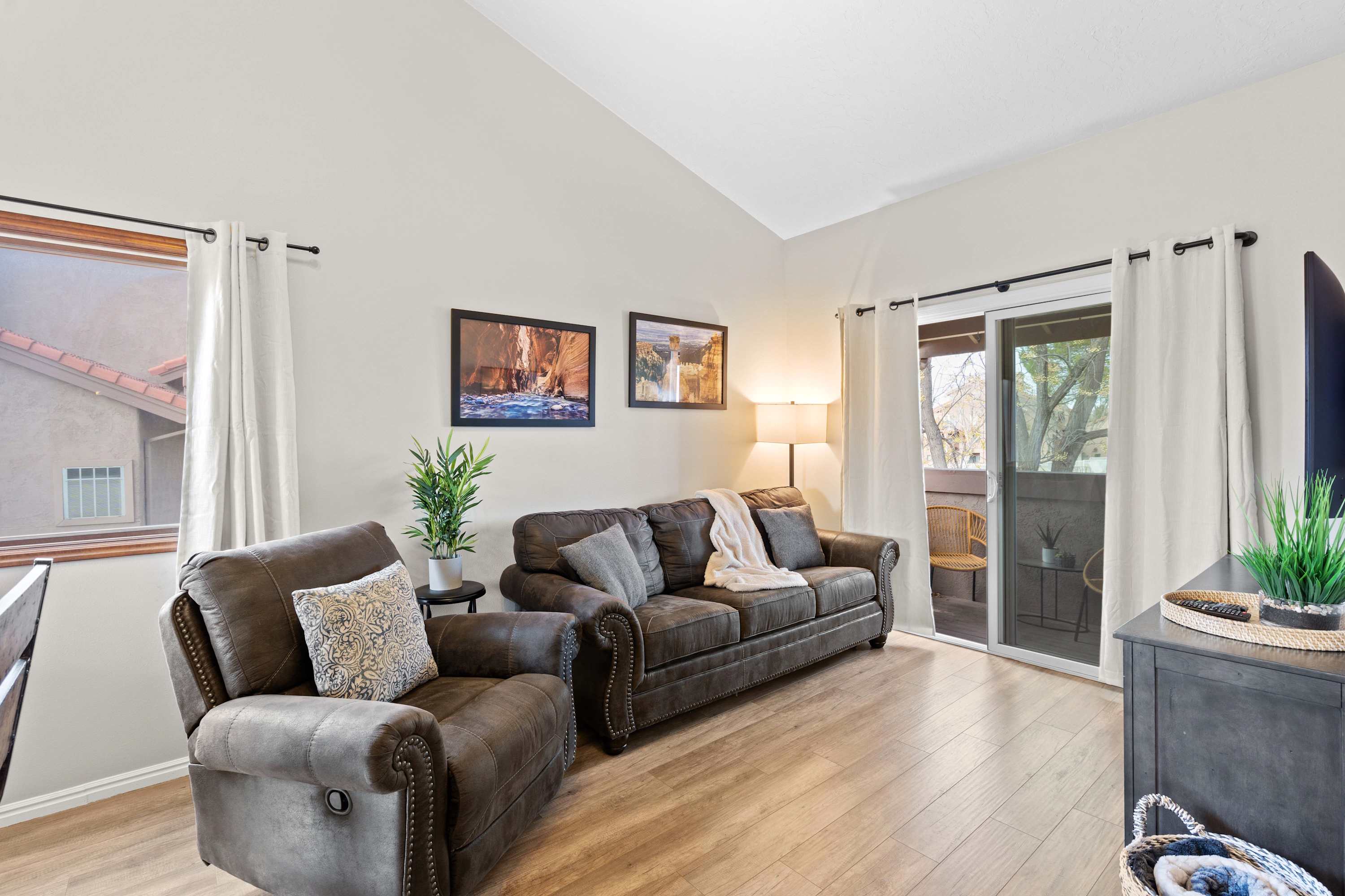 Hikers Hideaway – Cozy Condo with Resort Amenities 8