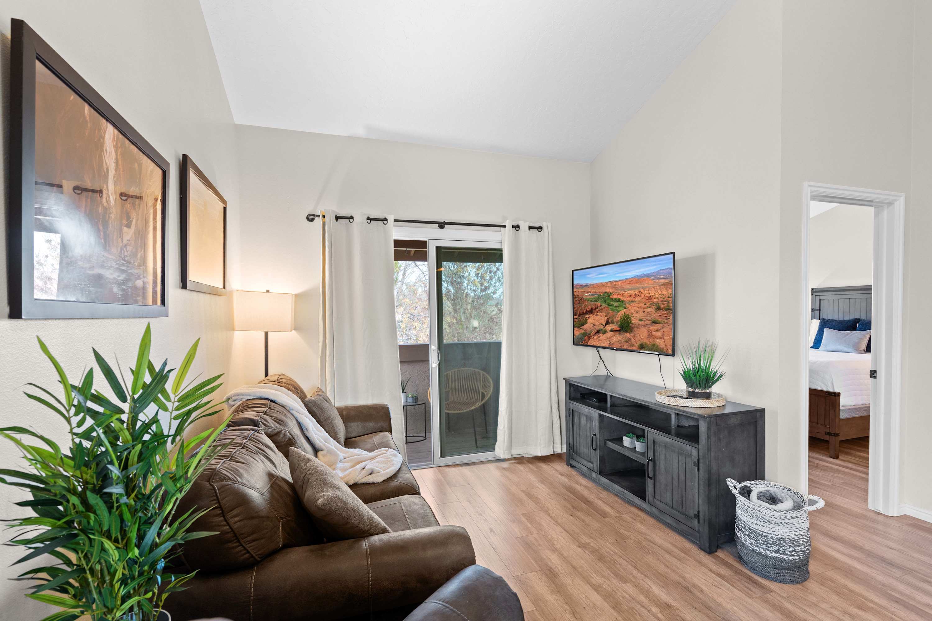 Hikers Hideaway – Cozy Condo with Resort Amenities 4