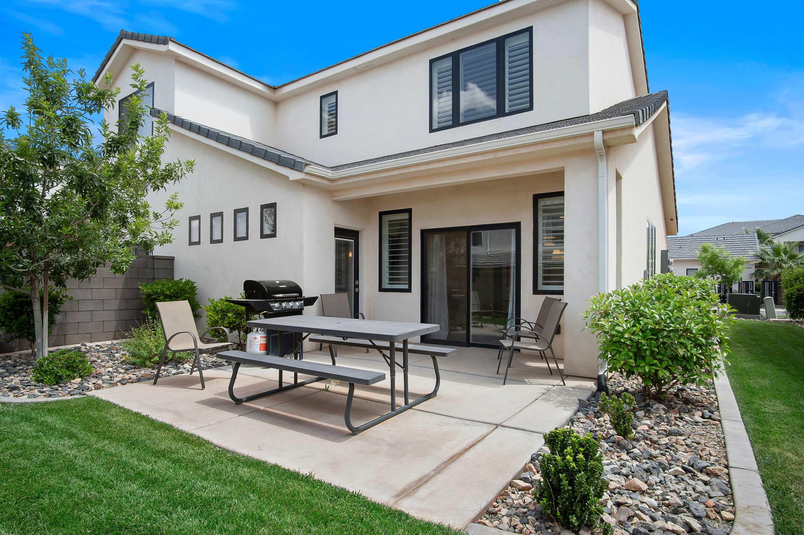 Outdoor dining in the backyard