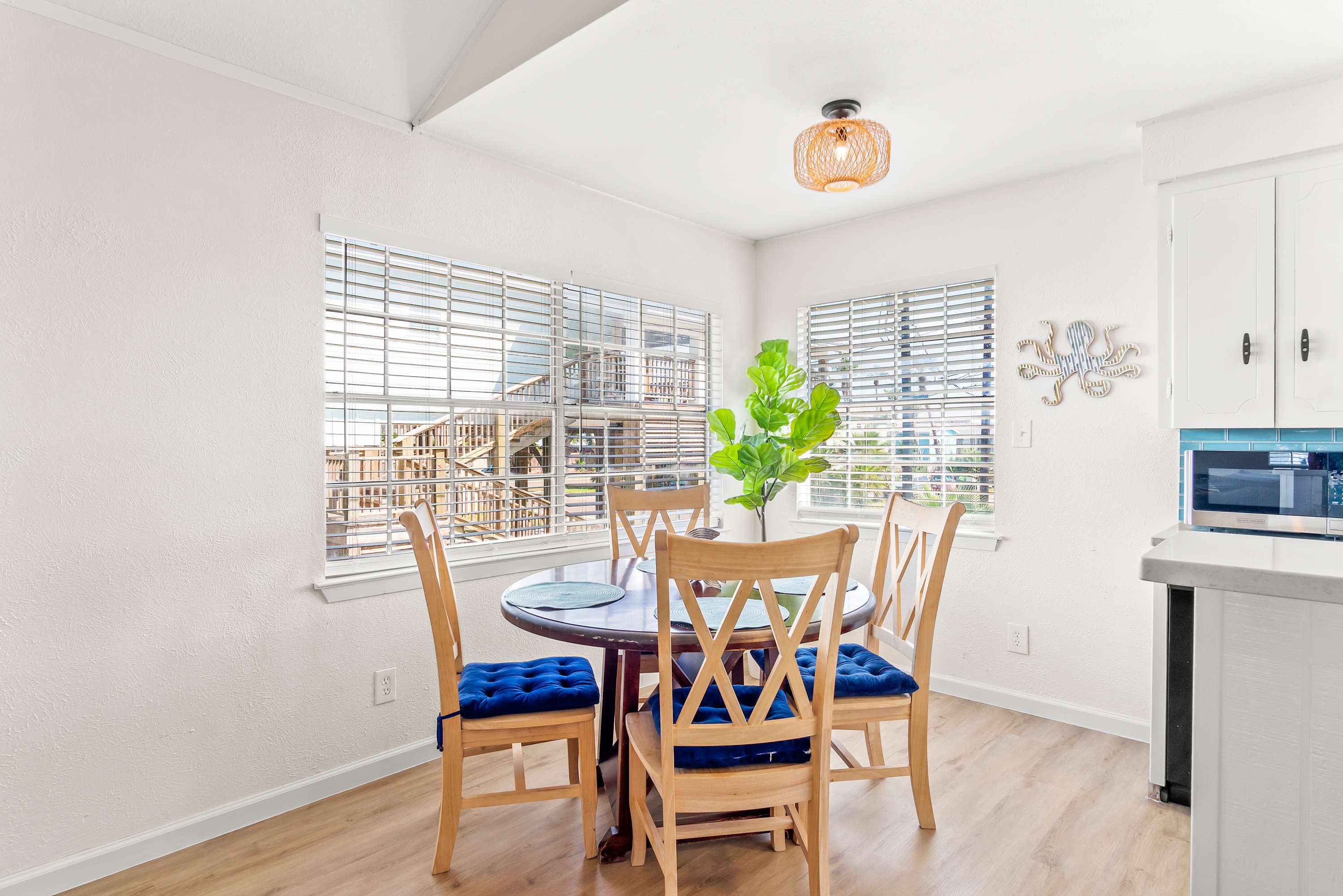 2 Bedroom Sleeps 8 Long Term Stays + Pets 8