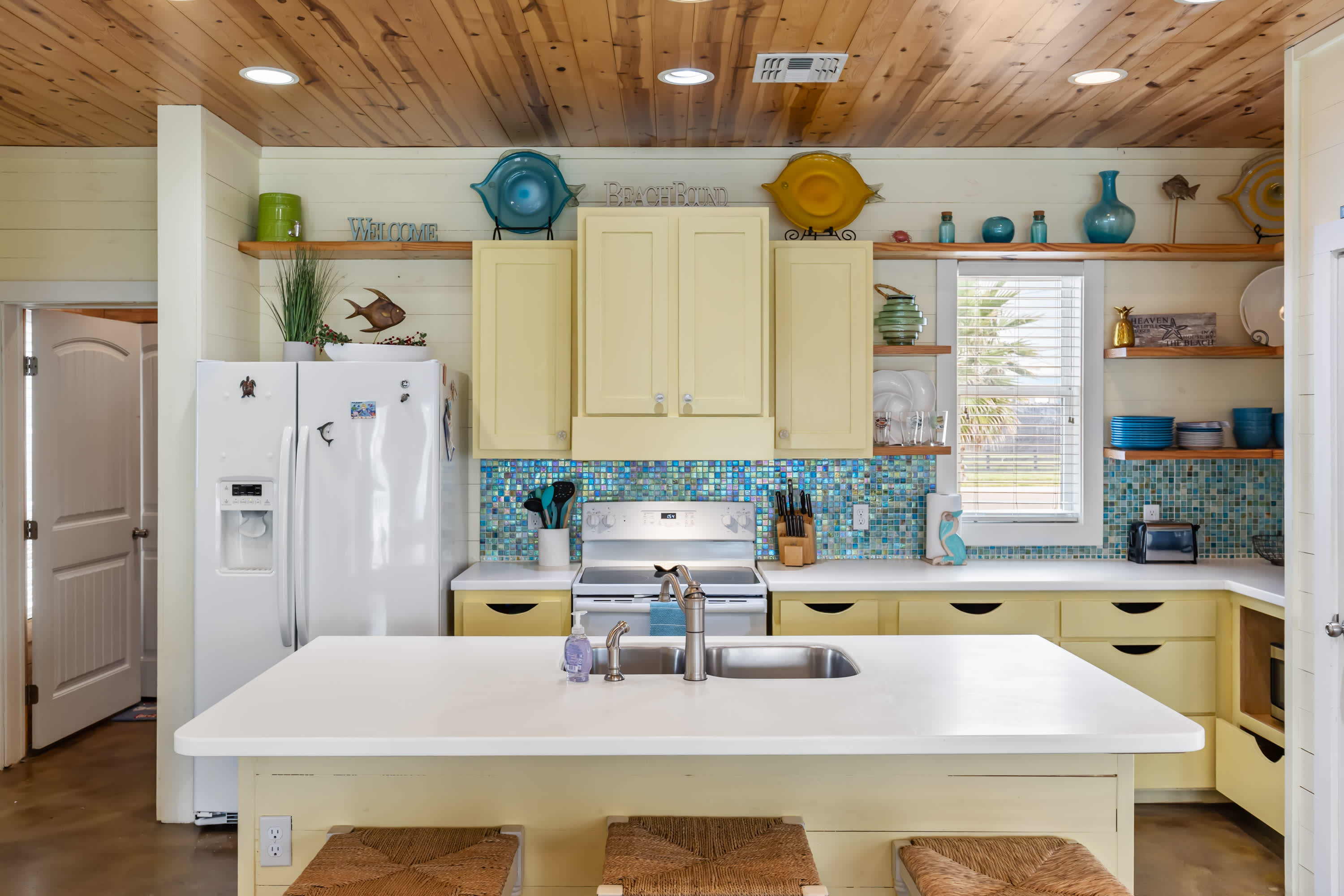 Fully equipped kitchen with barstool seating