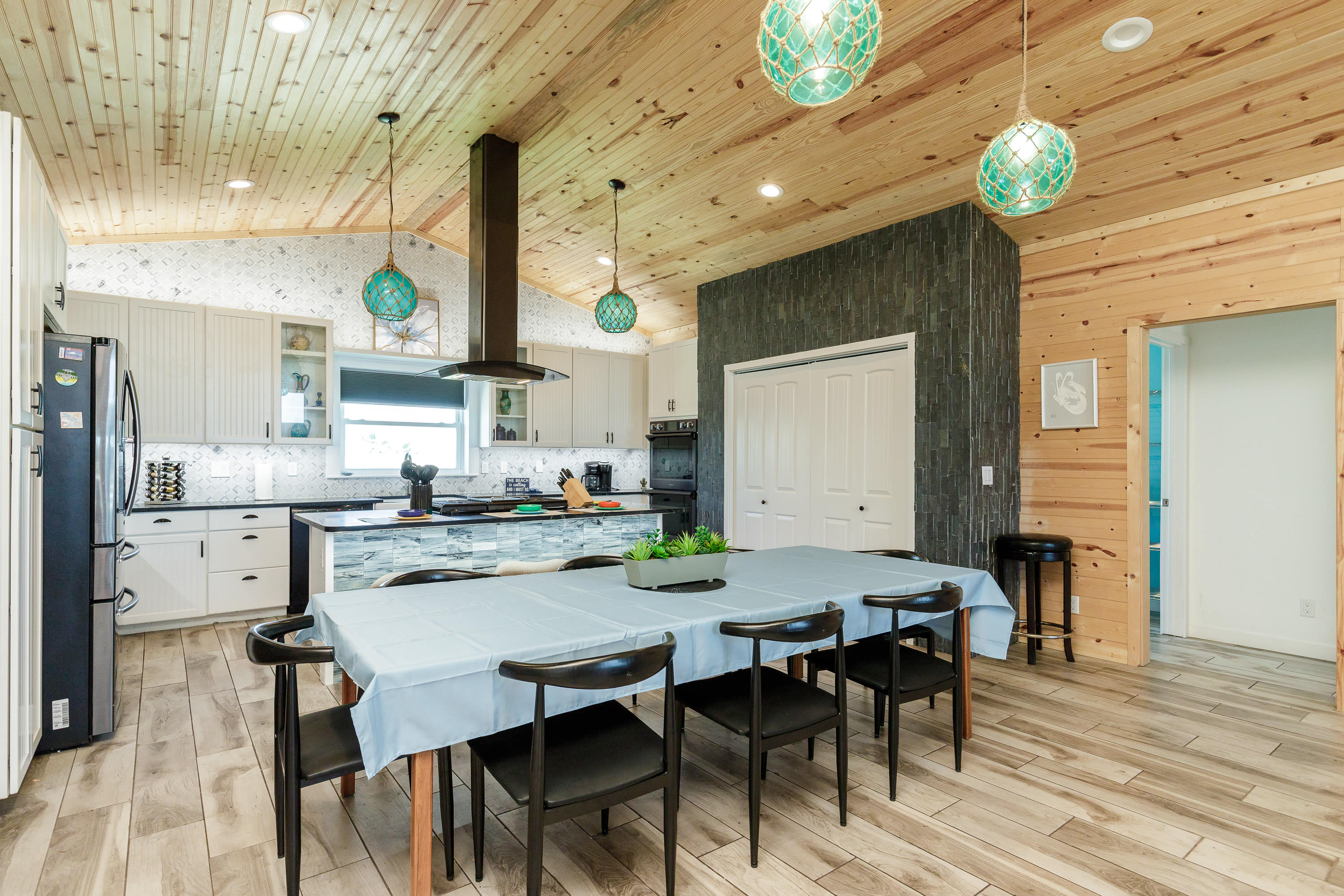 Month Long Rates 3 Bedroom & Pets 2