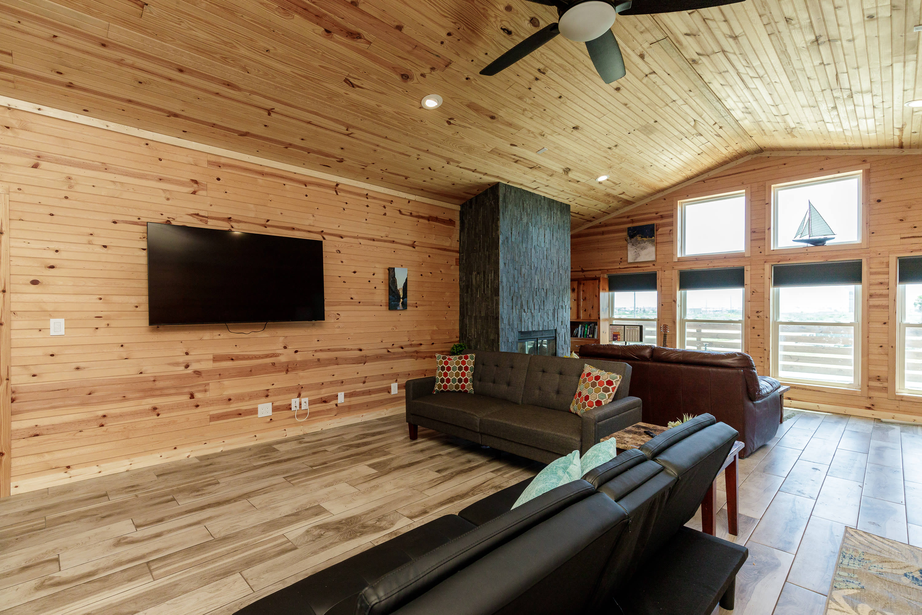 Month Long Rates 3 Bedroom & Pets 8