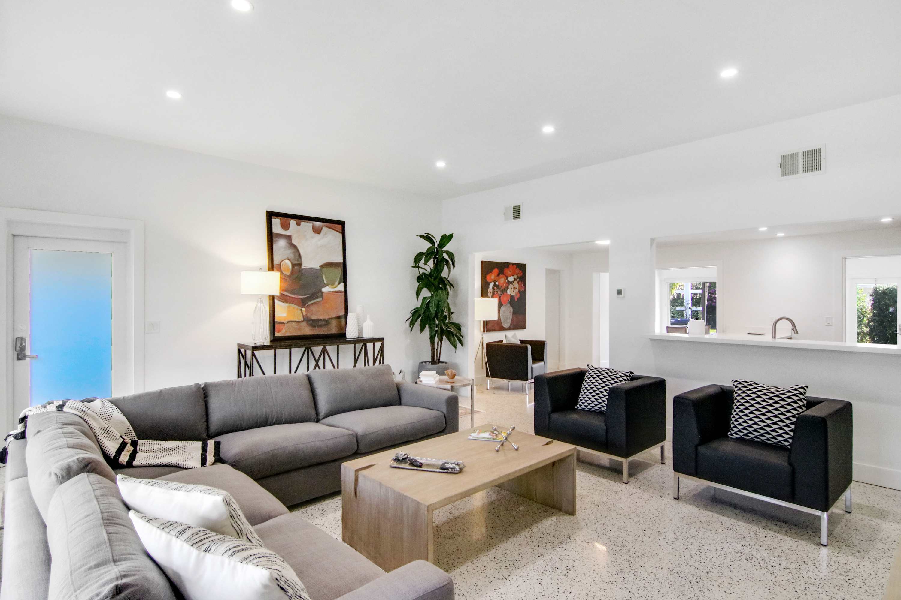 La Casa Blanca - Minutes from the Beach!