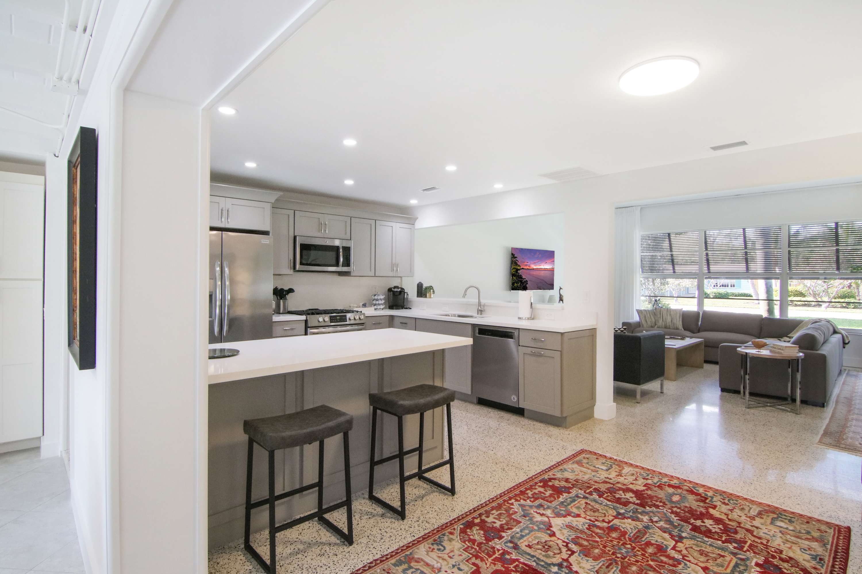 La Casa Blanca - Minutes from the Beach! 5