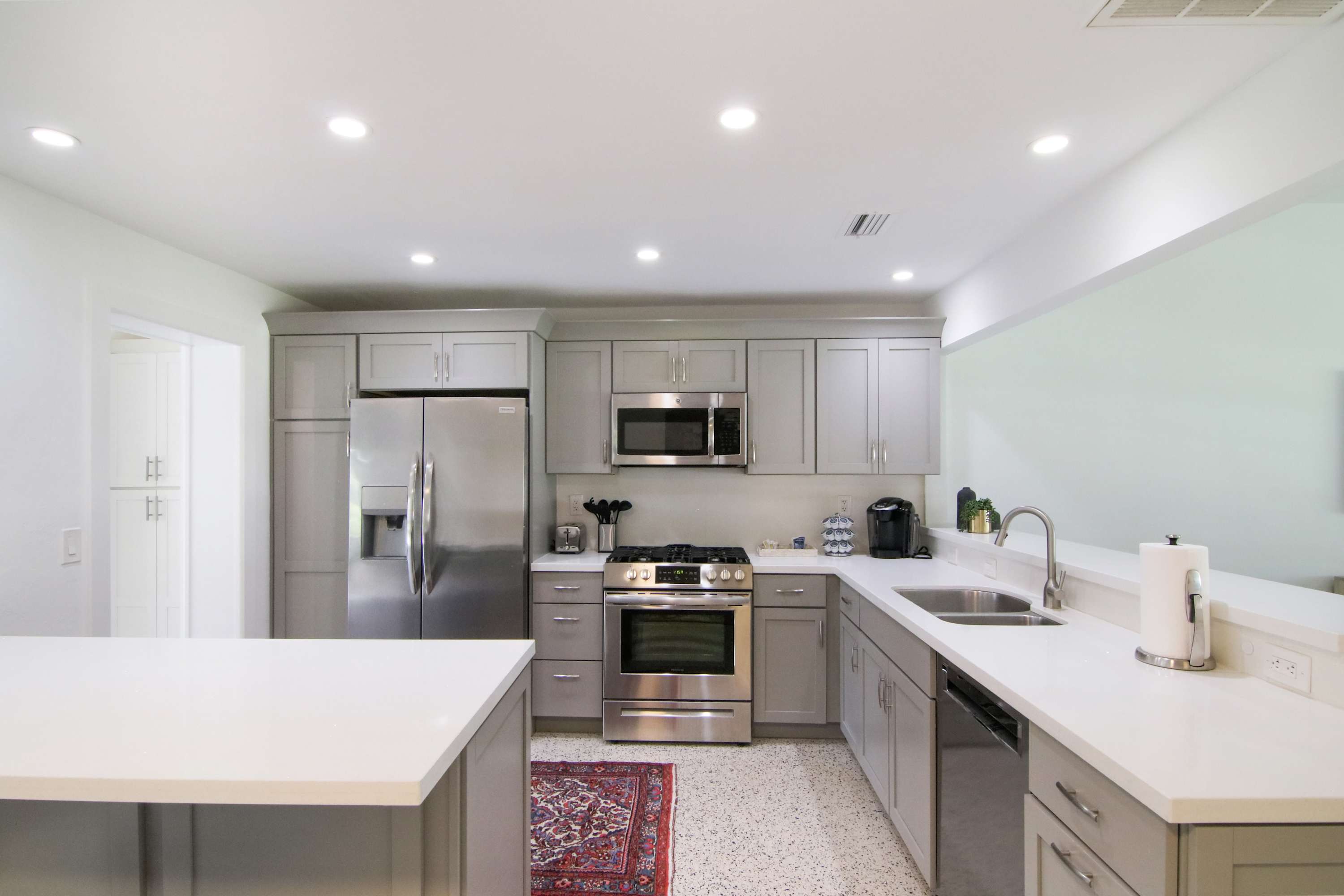 La Casa Blanca - Minutes from the Beach! 6