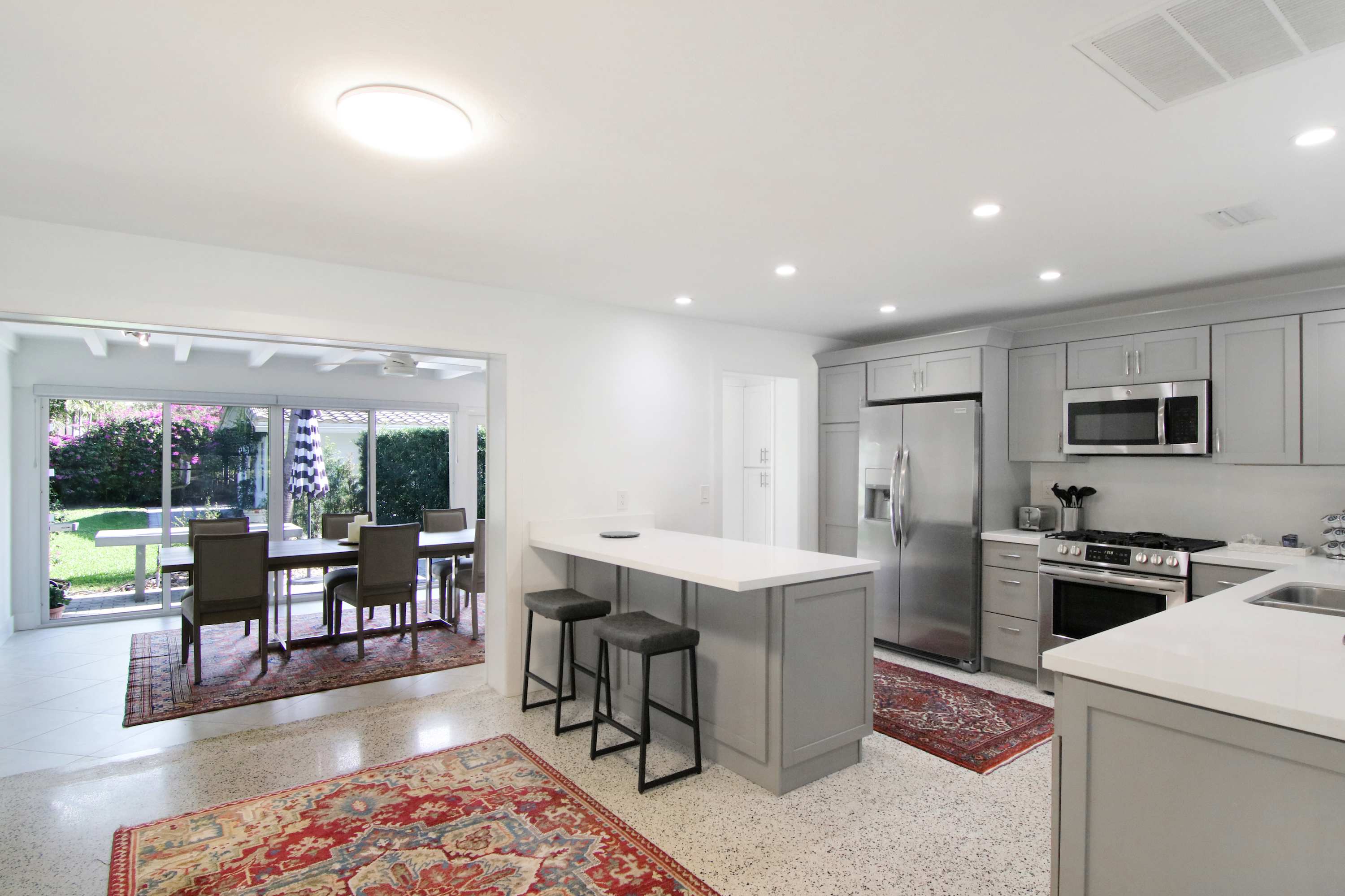 La Casa Blanca - Minutes from the Beach! 8