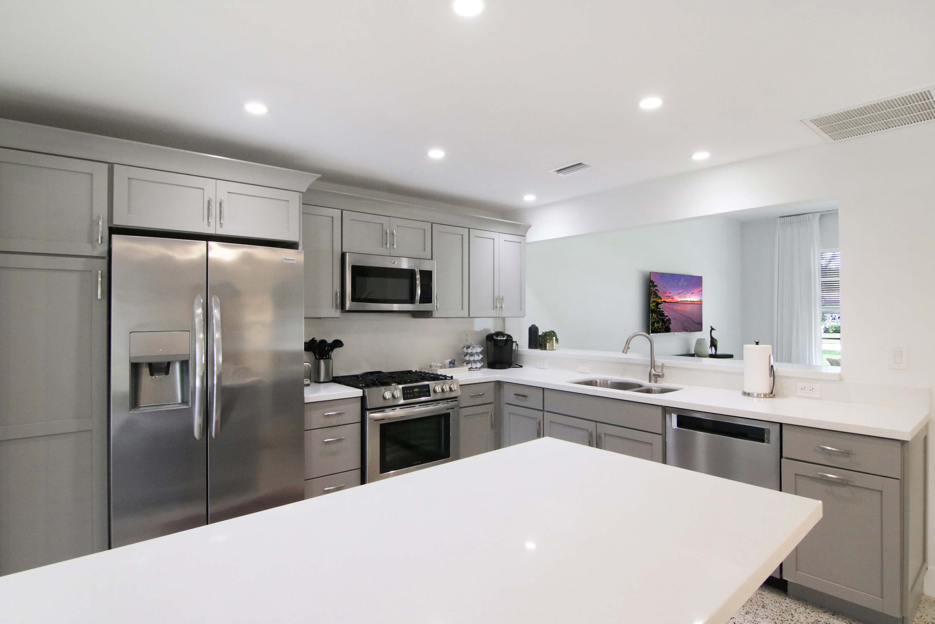 La Casa Blanca - Minutes from the Beach! 7