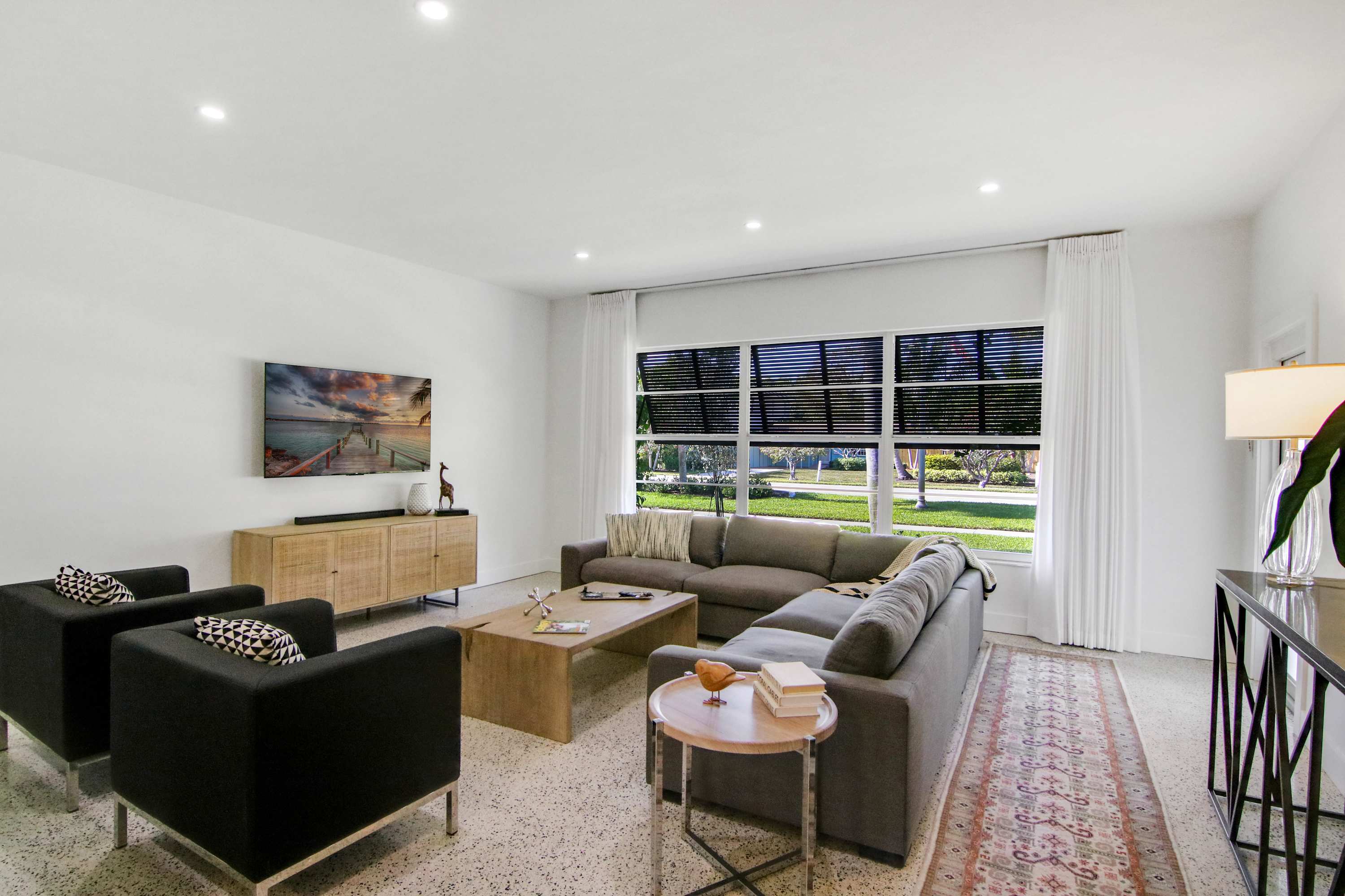 La Casa Blanca - Minutes from the Beach! 4