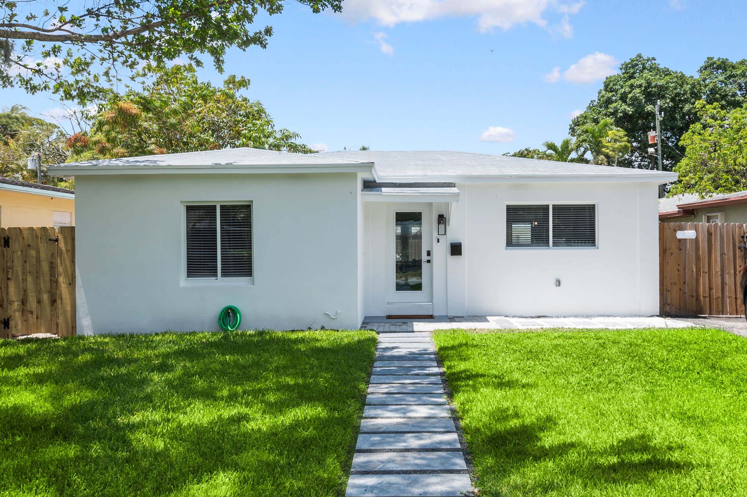 Sunrise Palms - 10 Min to Beach!