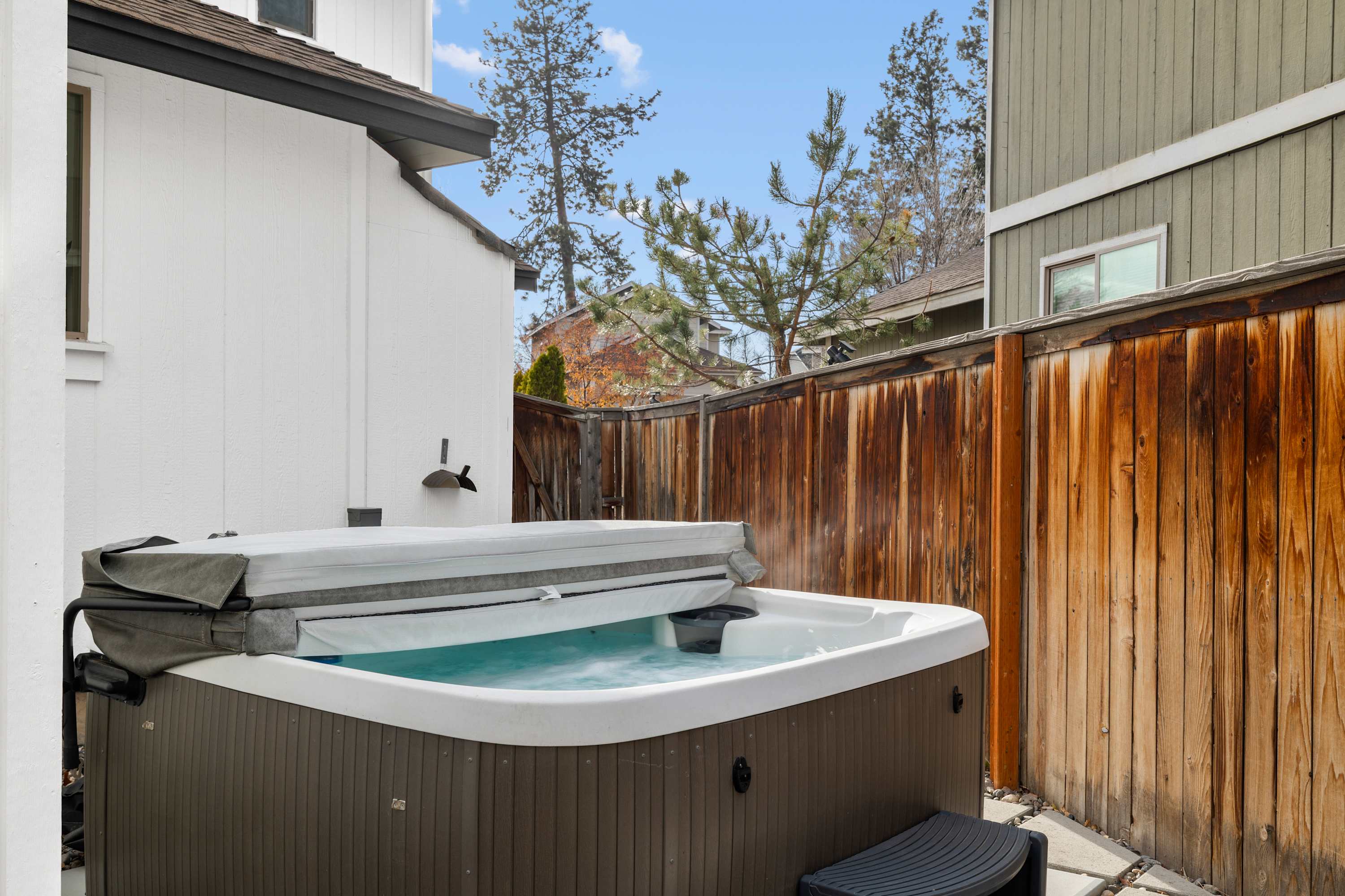 Rocca Way Getaway! Fam-Friendly - Private Hot-tub