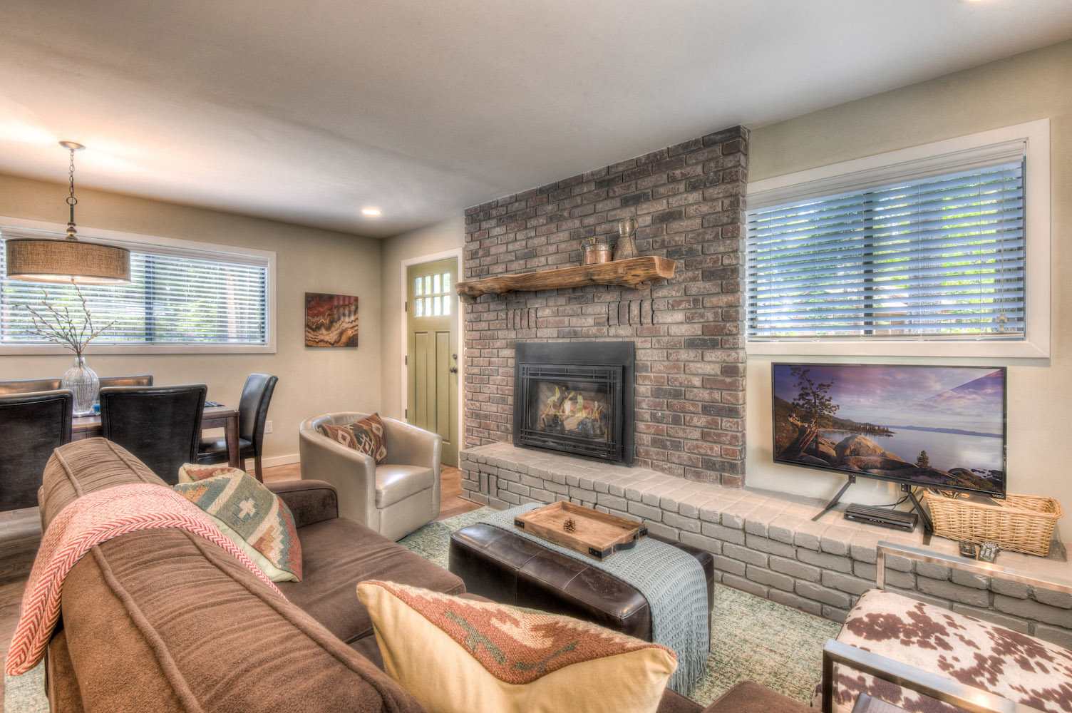 Cozy living room w/ gas fireplace, sofa sleeper, flat screen TV