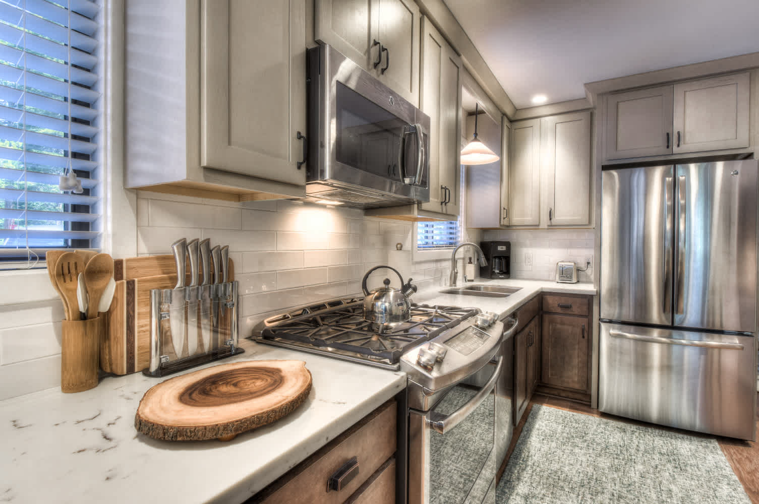 Full kitchen w/ slow cooker, Keurig, drip coffee, wine ware, blender, and more!