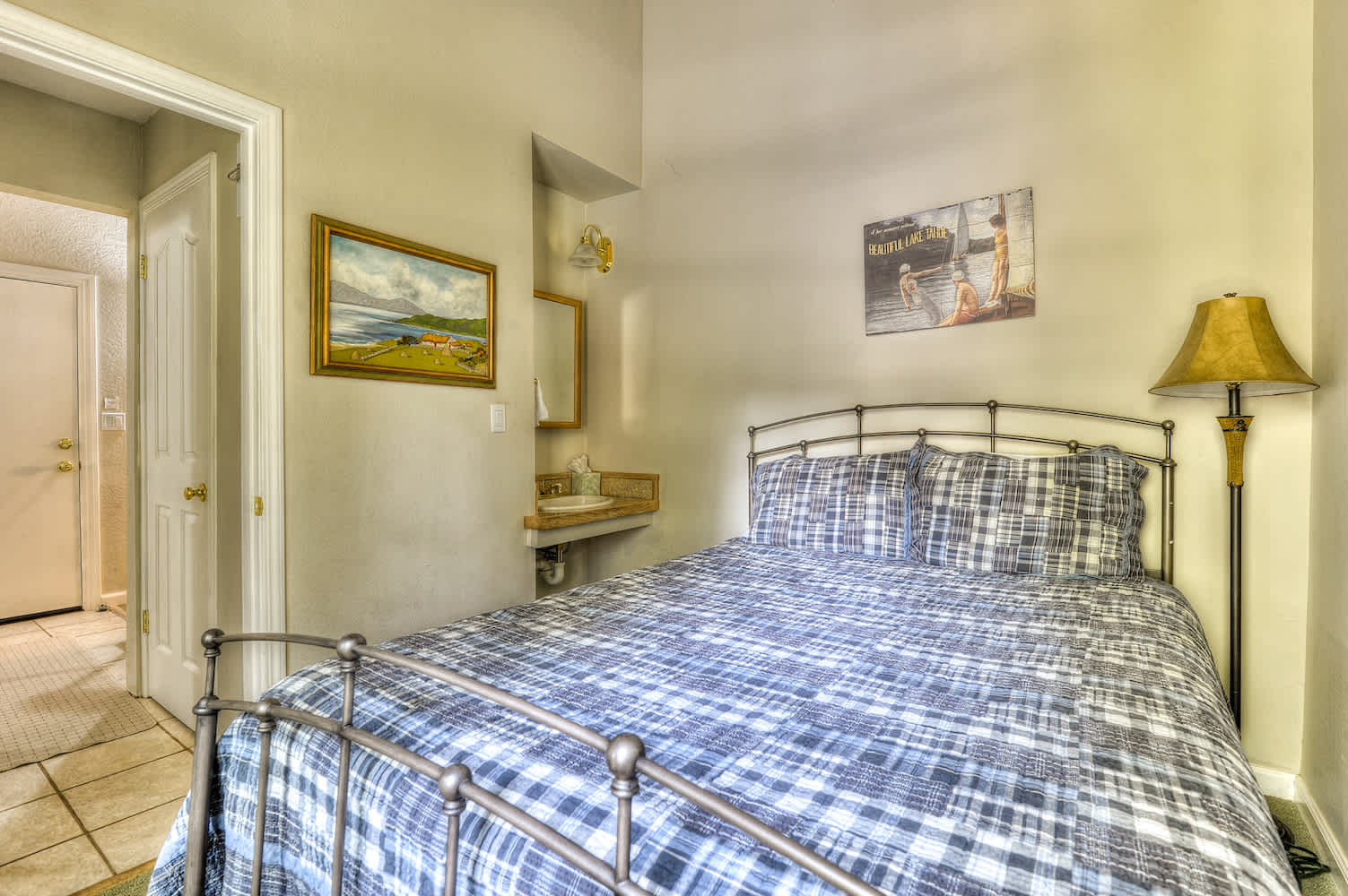 Master bedroom: Queen bed