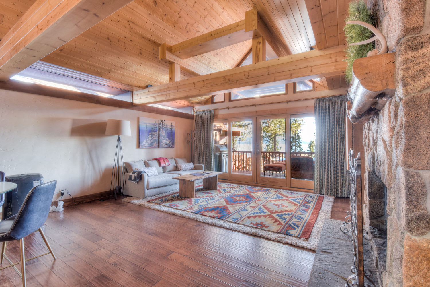 Crystal Shores Villa, Lake Views & Hiking