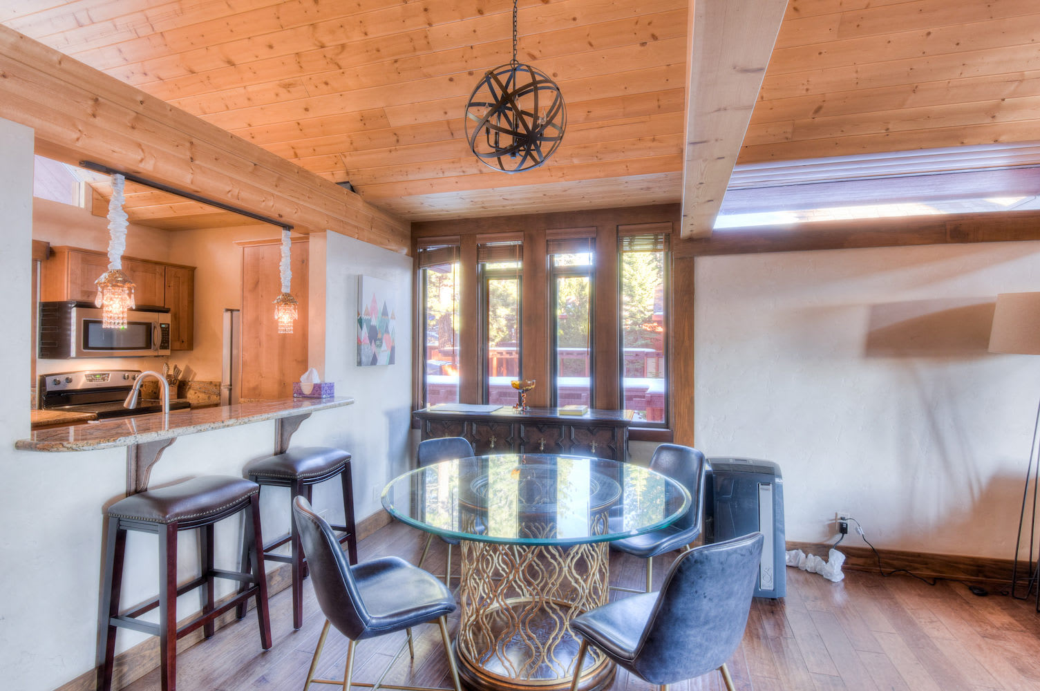 Crystal Shores Villa, Lake Views & Hiking 8