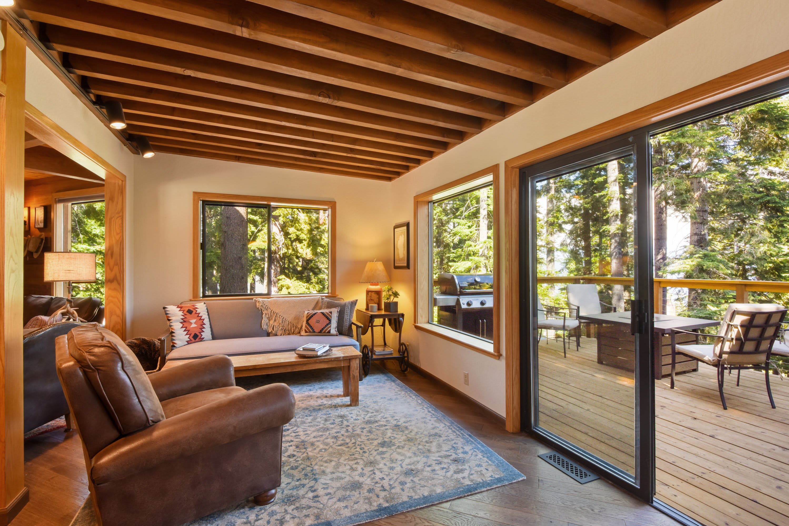 Snowshoe Cabin - 3 Decks, BBQ & Hot Tub! 7