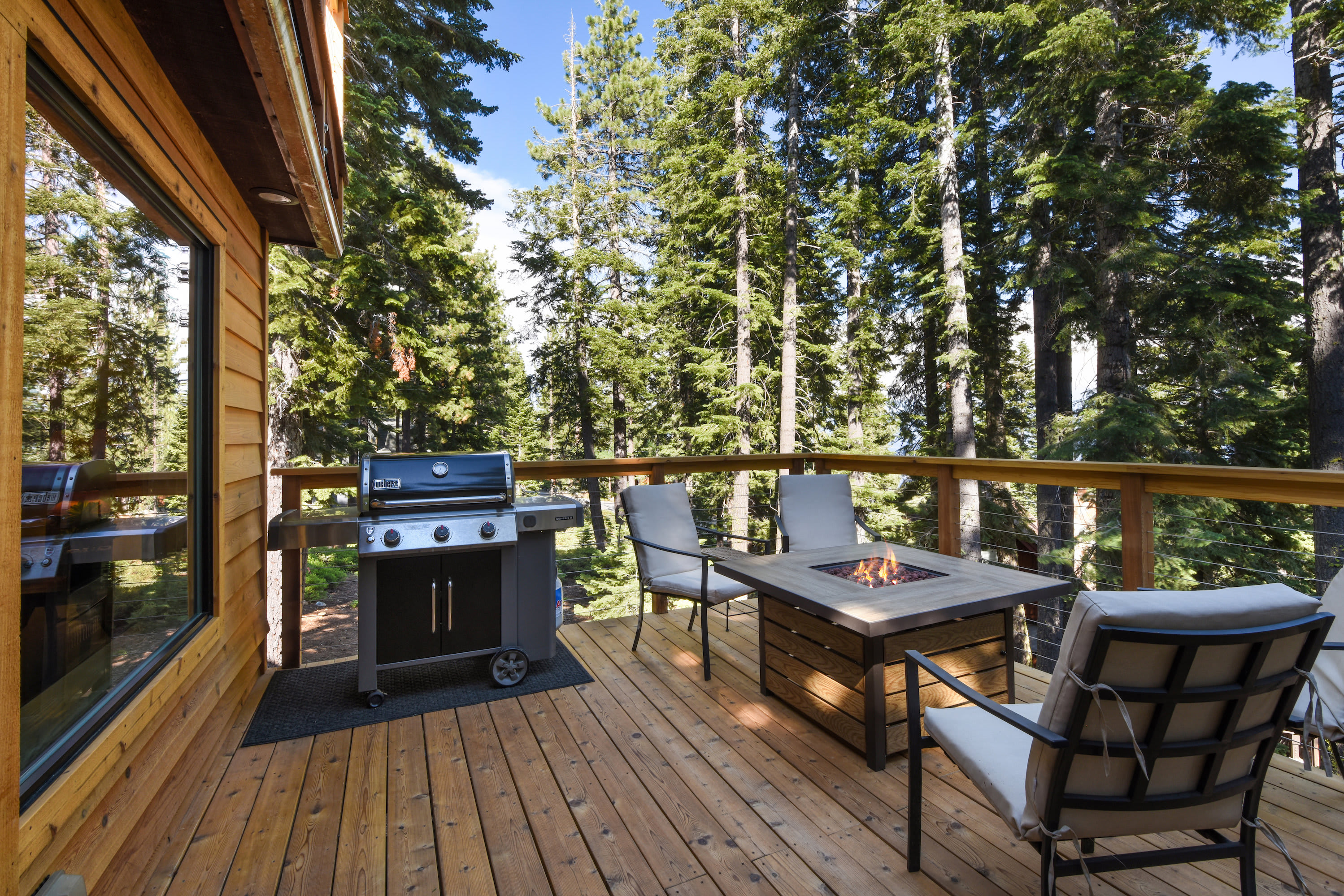 Snowshoe Cabin - 3 Decks, BBQ & Hot Tub! 5