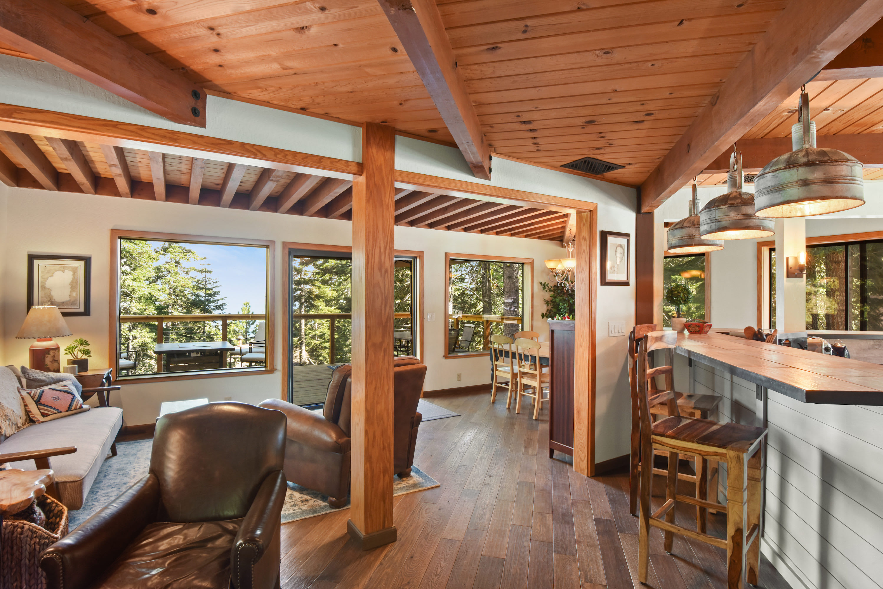 Snowshoe Cabin - 3 Decks, BBQ & Hot Tub! 8