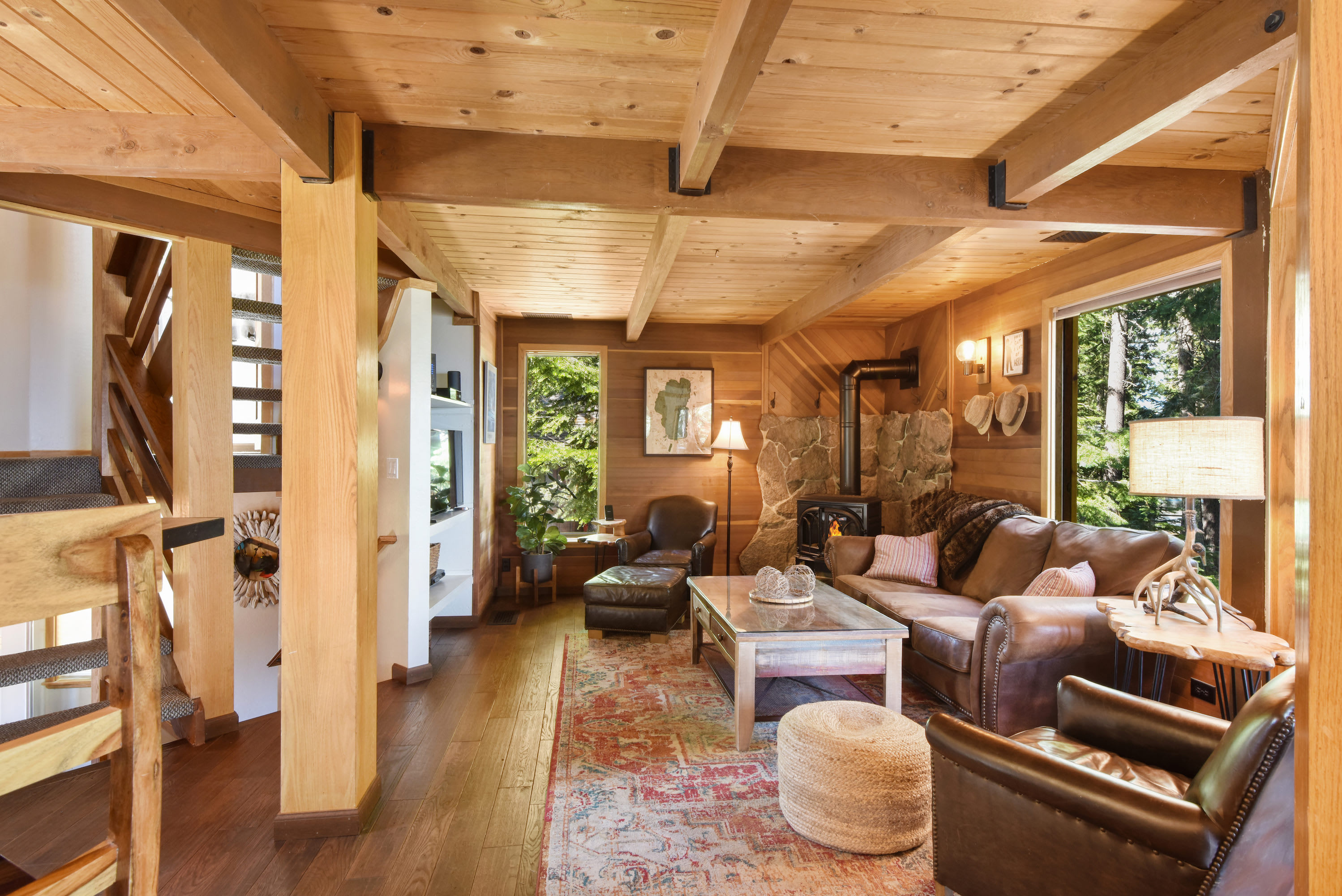 Snowshoe Cabin - 3 Decks, BBQ & Hot Tub! 6