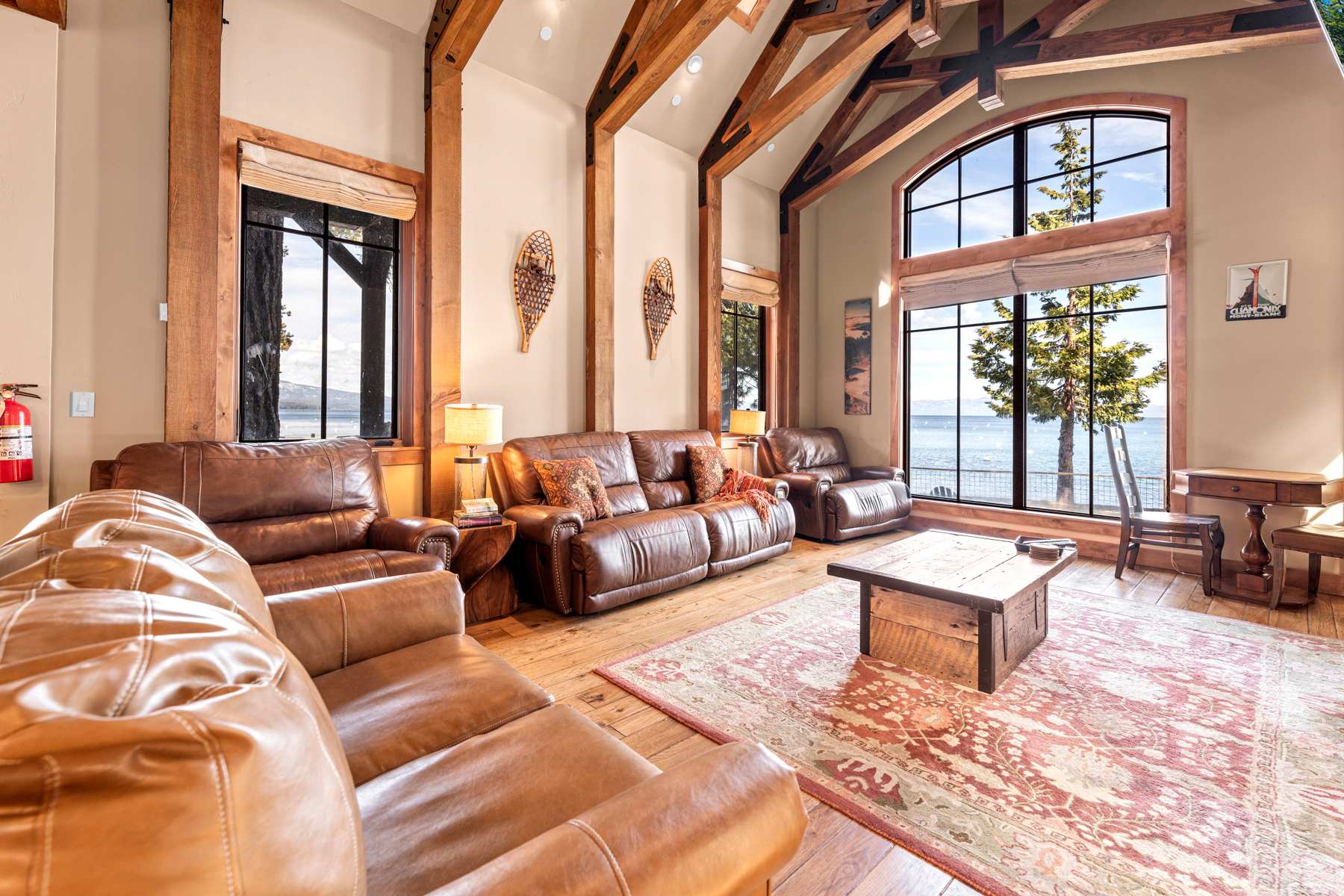 Lake view living room, Smart TV, board games, gas fireplace